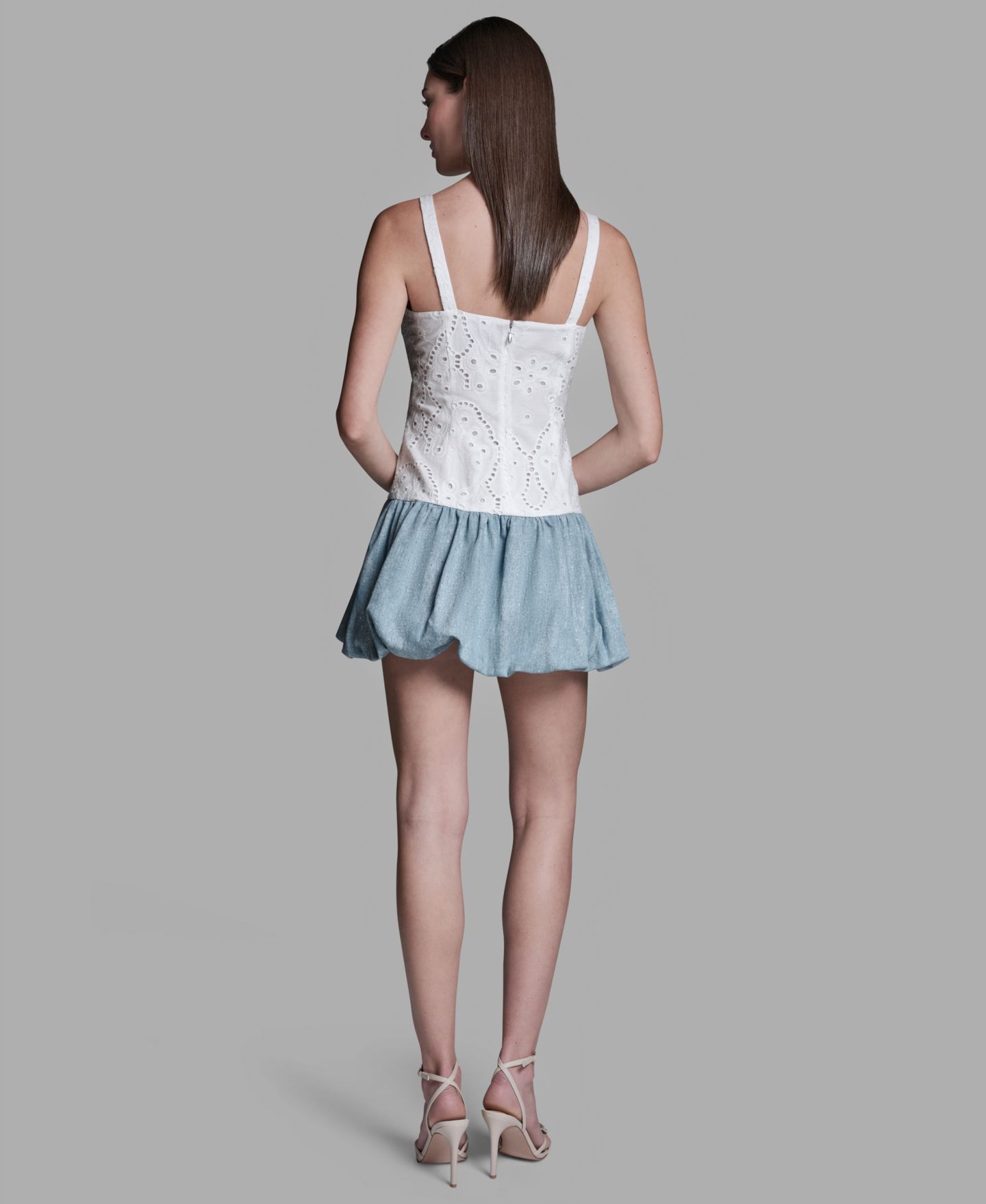 Женское платье BCBG Eyelet Detail Sleeveless Square Neck Bubble Hem Mini, цвет: Белый / Небесно-голубой индиго — фото 4