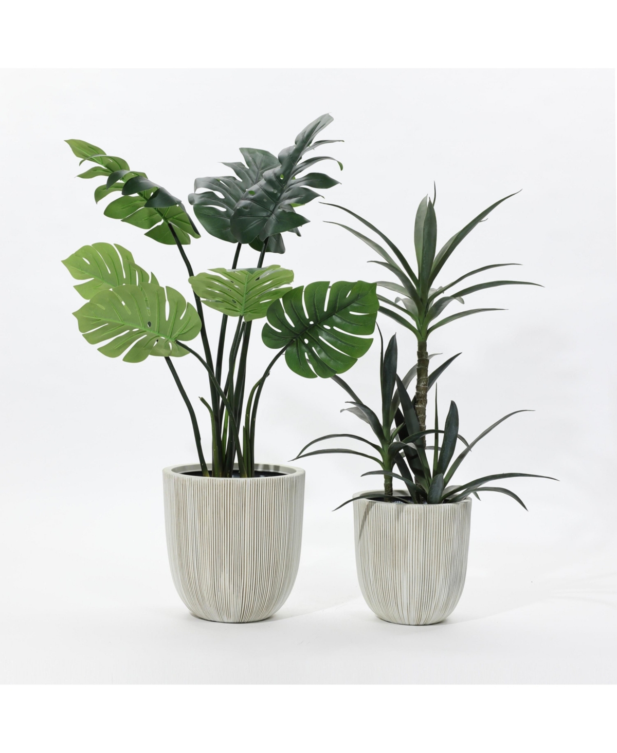 LuxenHome 2-Piece Tapered Round Plastic Planters Set, Mediterranean