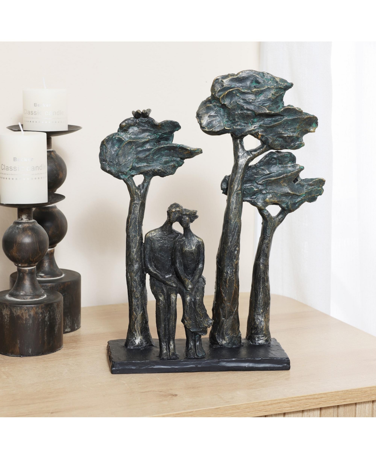 LuxenHome Resin Couple Love Windy Tabletop Decor