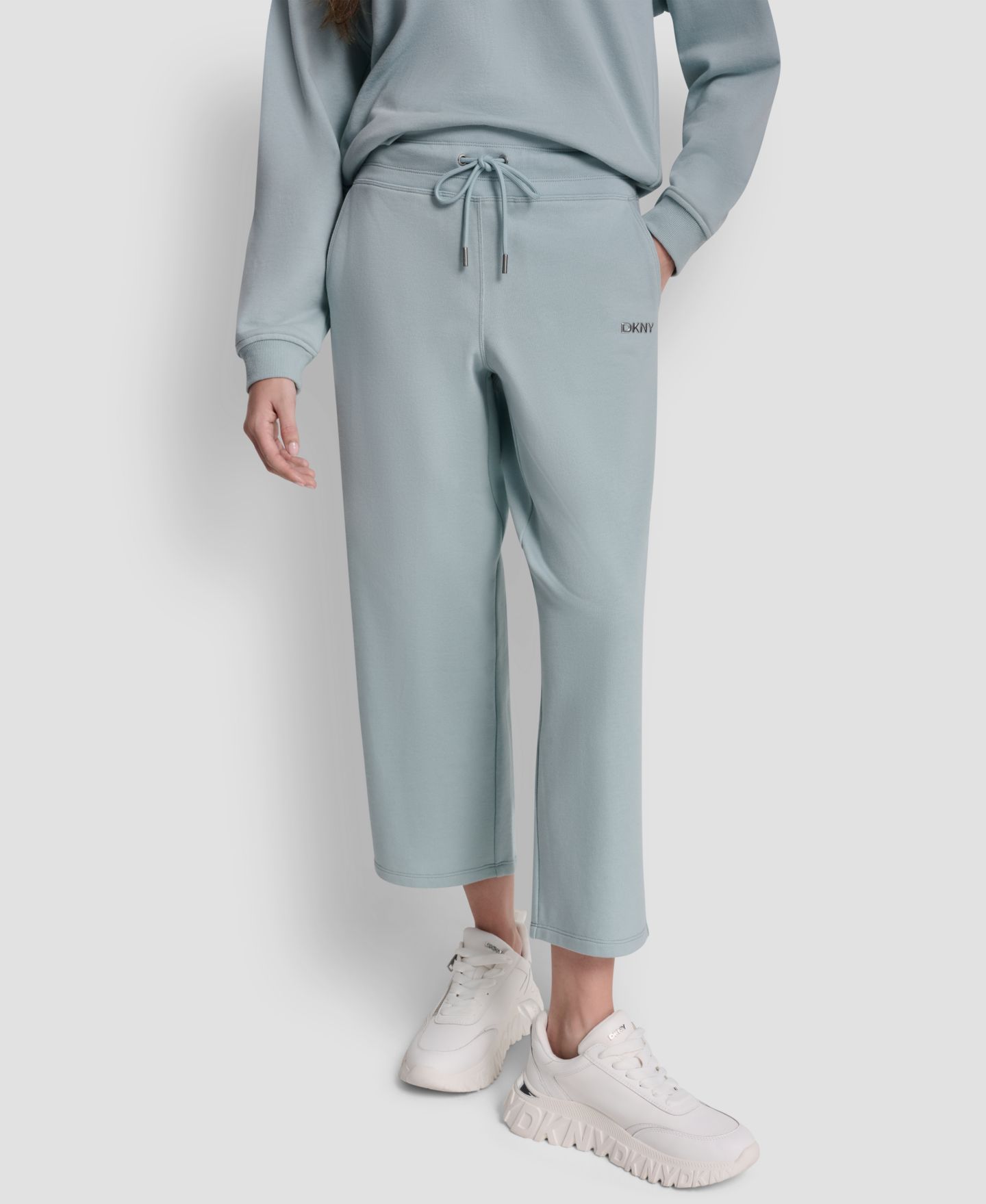 Женские брюки DKNY Sport Metallic Bubble Logo Crop Pants, цвет: Минеральный — фото 1