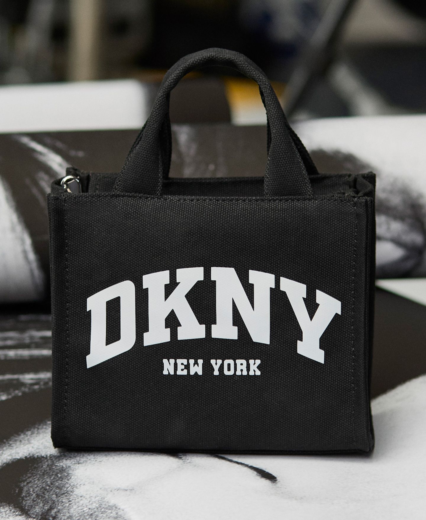 Женская сумка DKNY Hadlee Logo Small, цвет: Чёрный / Серебряный — фото 3