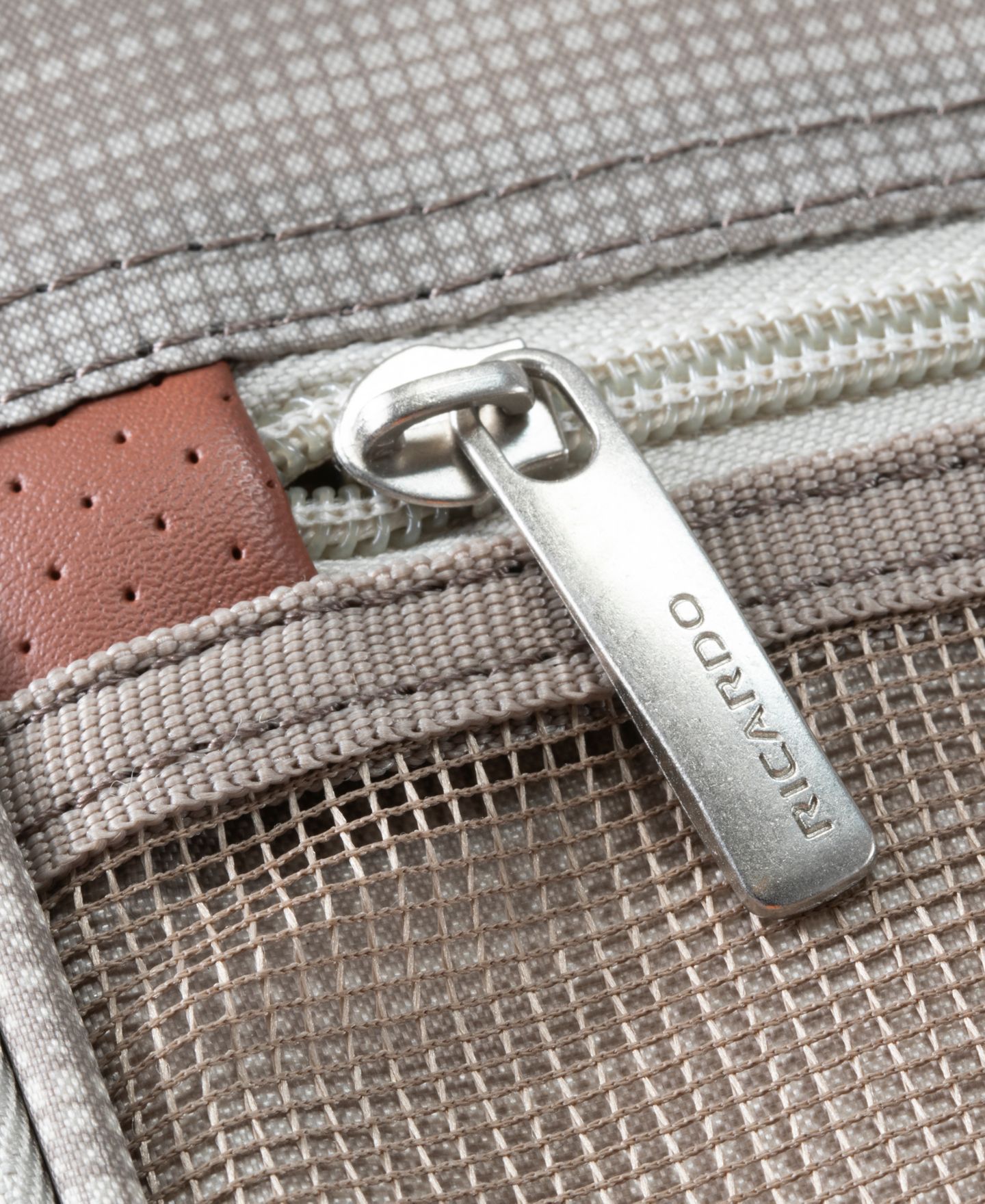 Чемодан Ricardo Montecito 3.0 Medium Check-In Spinner Suitcase, цвет: Серый — фото 6