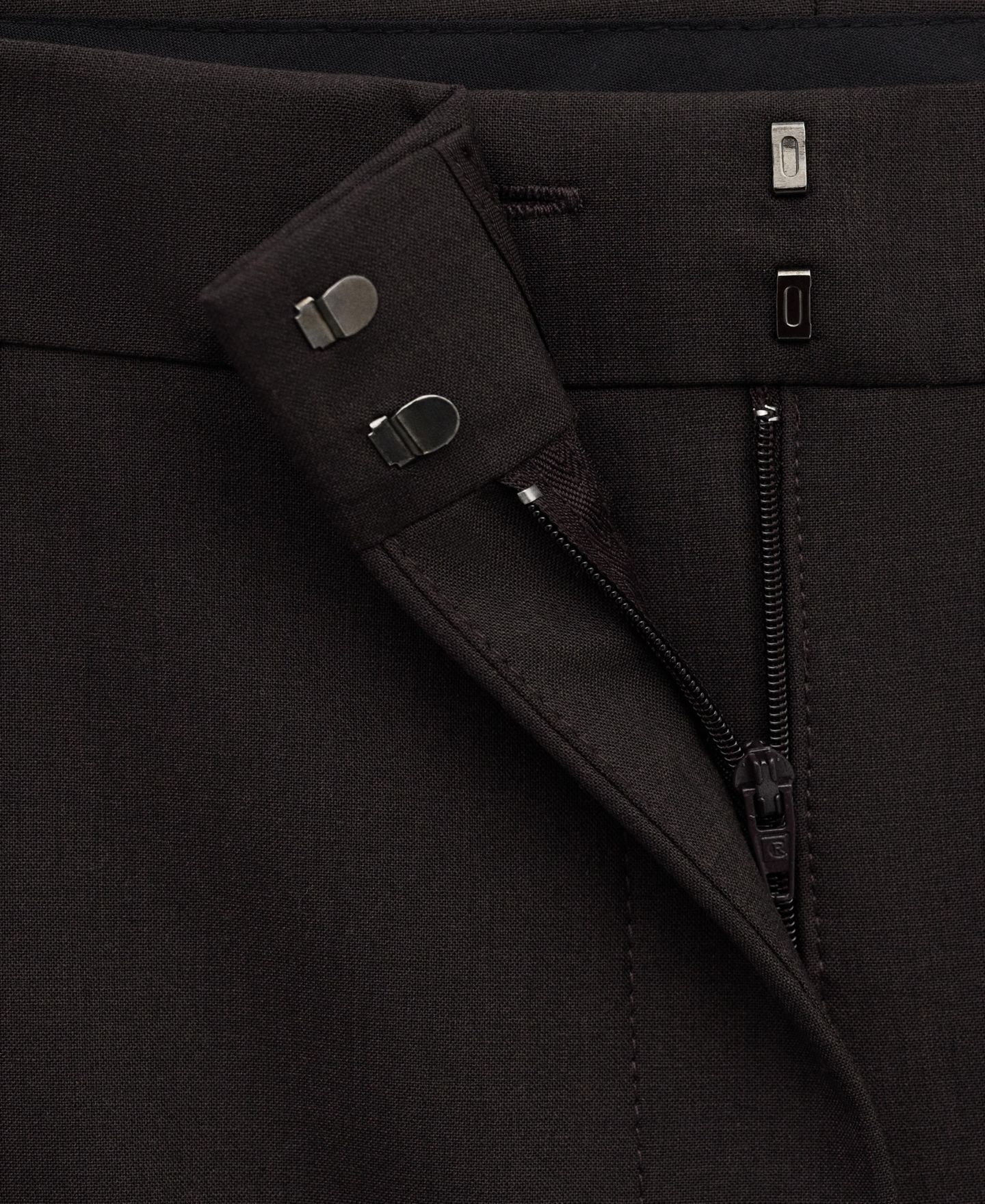 Женские брюки Mango Selection Wool Mid-Rise Dress Pants, цвет: Сливовый — фото 3