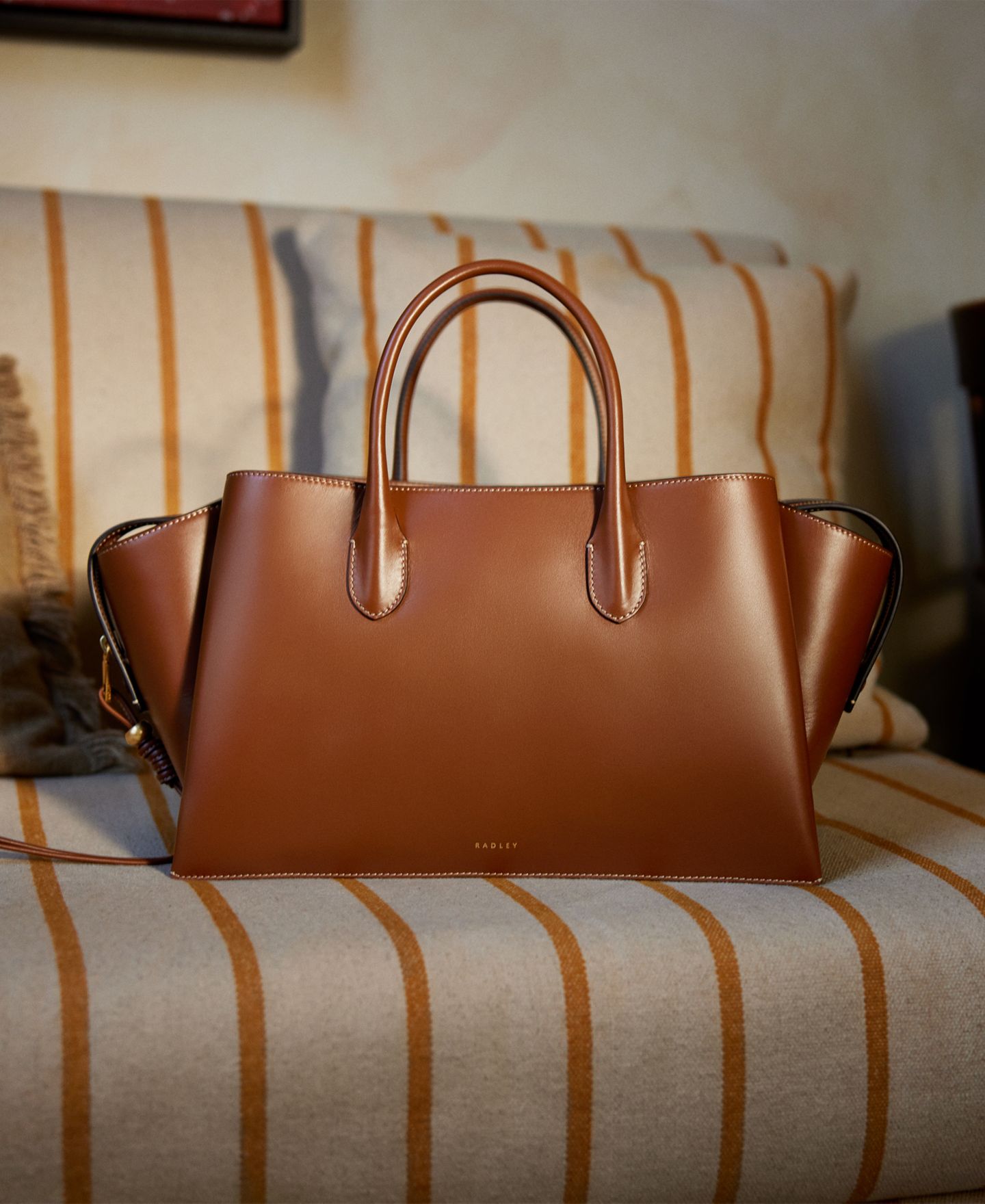 Женская сумка Radley London Romilly Extra Large Zip-Top Grab Handbag, цвет: Коньячный — фото 2