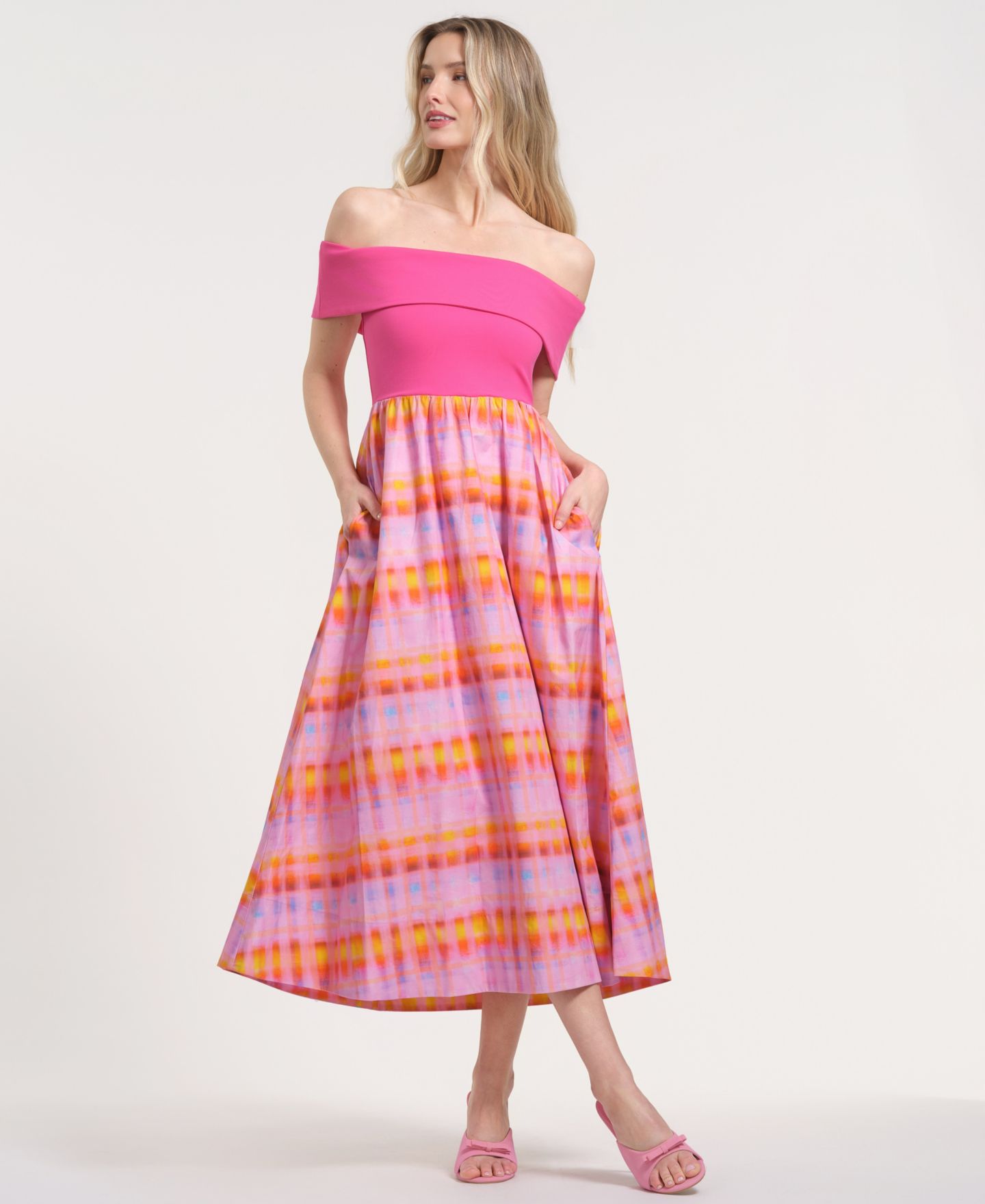 Женское платье Isaac Mizrahi Off-The-Shoulder Printed Maxi, цвет: Розовый / Клетчатый — фото 2