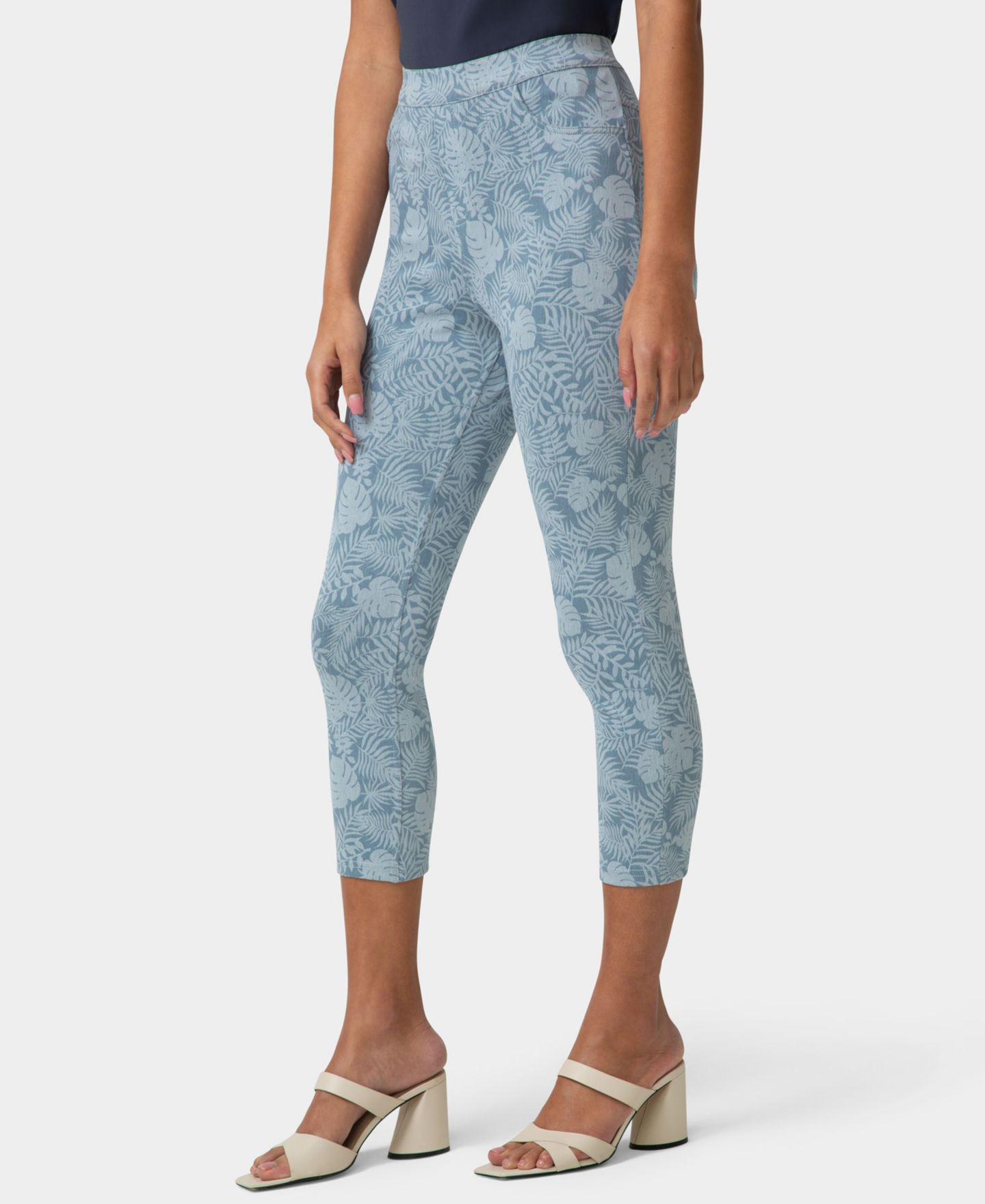 Женские брюки Hue Ultra Soft Denim High-Waist Capri Pant, цвет: Синий — фото 4