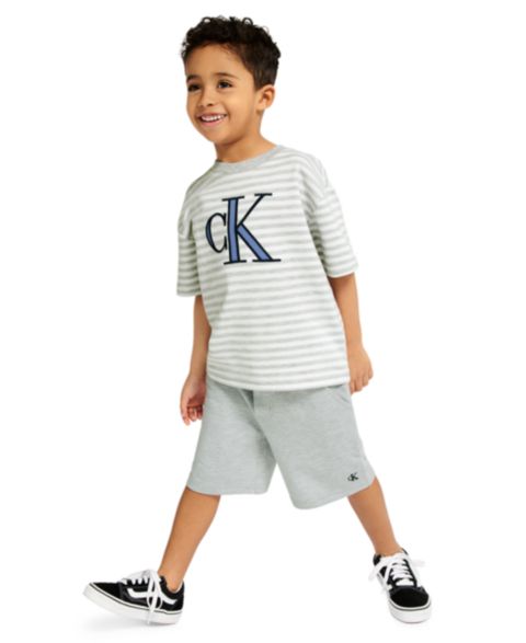 Детский комплект Calvin Klein: полосатая футболка Relaxed и шорты-карго из футера, 2T-7, цвет: Серый