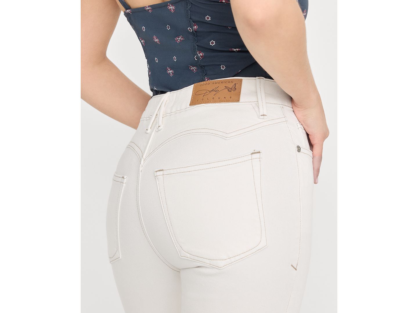 Женские джинсы Good American Petite Dolly Joleans Mid-Rise Flared-Leg, цвет: Винтажный белый — фото 4