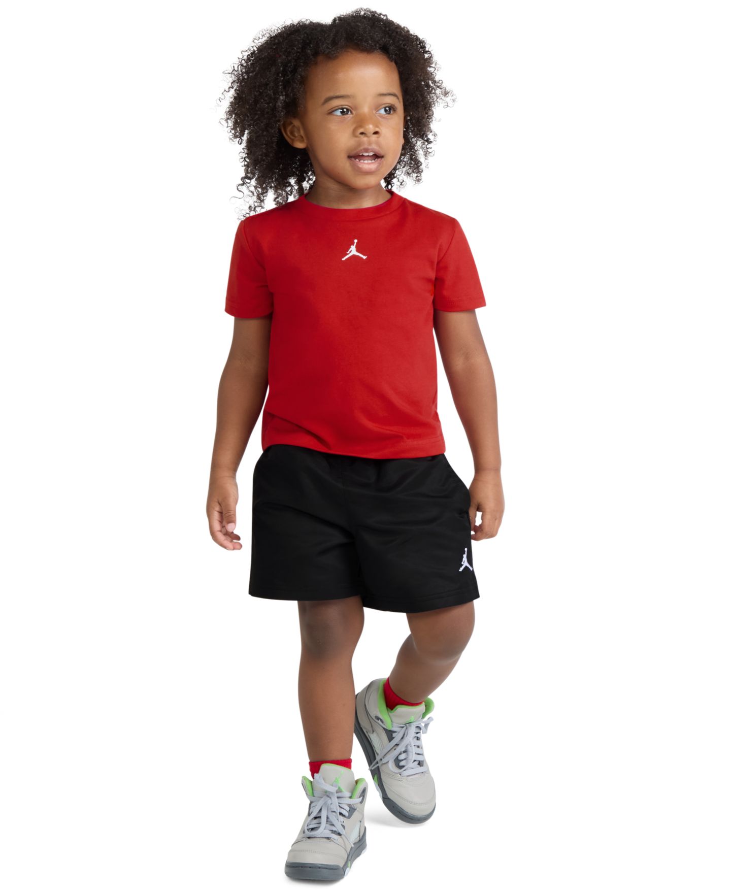 Macy's Jordan Boys' Toddler 2T-4T Dri-FIT Crewneck T-Shirt and Mesh Shorts, 2-Piece Set, цвет: Чёрный / Красный — фото 1