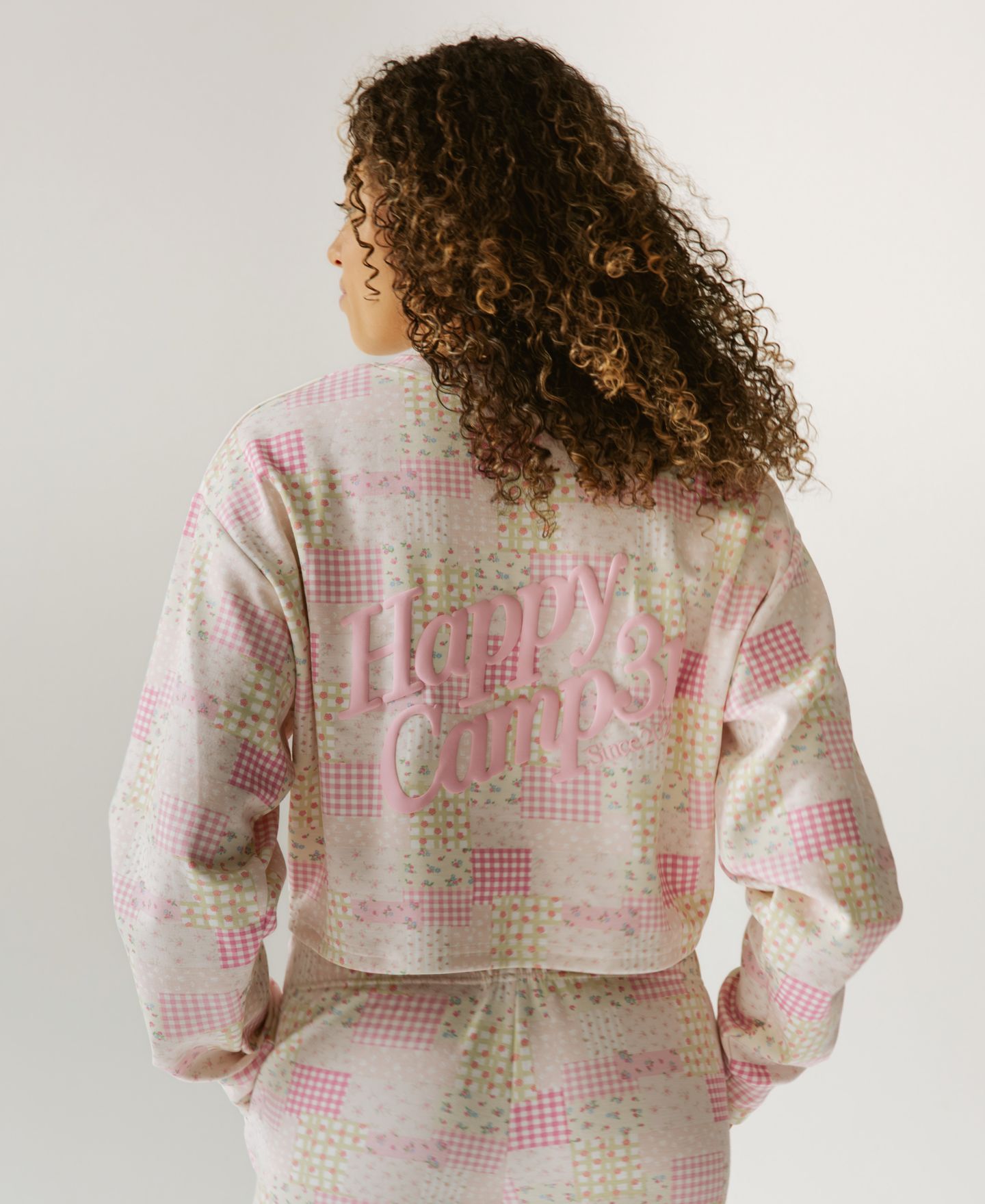 Женский свитшот The Happy Camp3r Juniors' Patchwork Print Crewneck, цвет: Розовый — фото 2