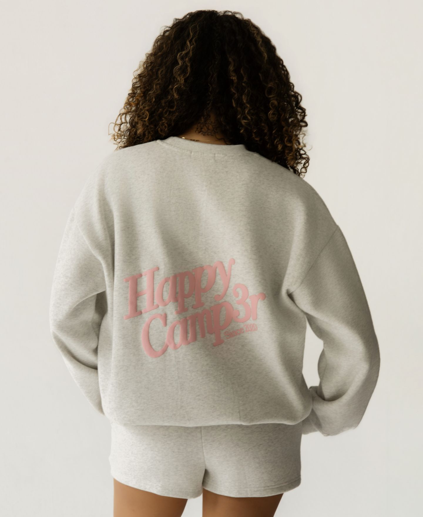 Женский свитшот The Happy Camp3r Juniors' Senior Embroidered Crewneck, цвет: Меланжевый серый — фото 3