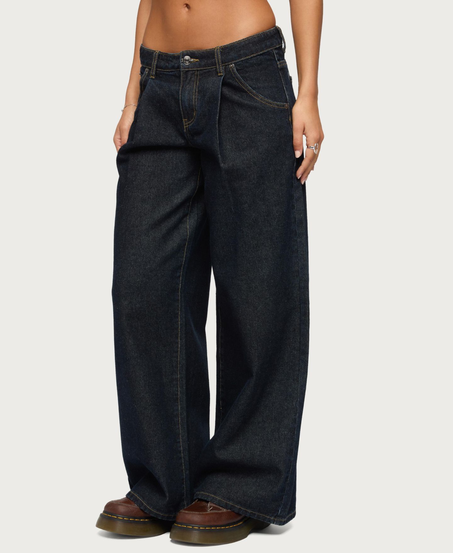 Женские джинсы Edikted Pleated Low Rise Wide Leg — фото 4