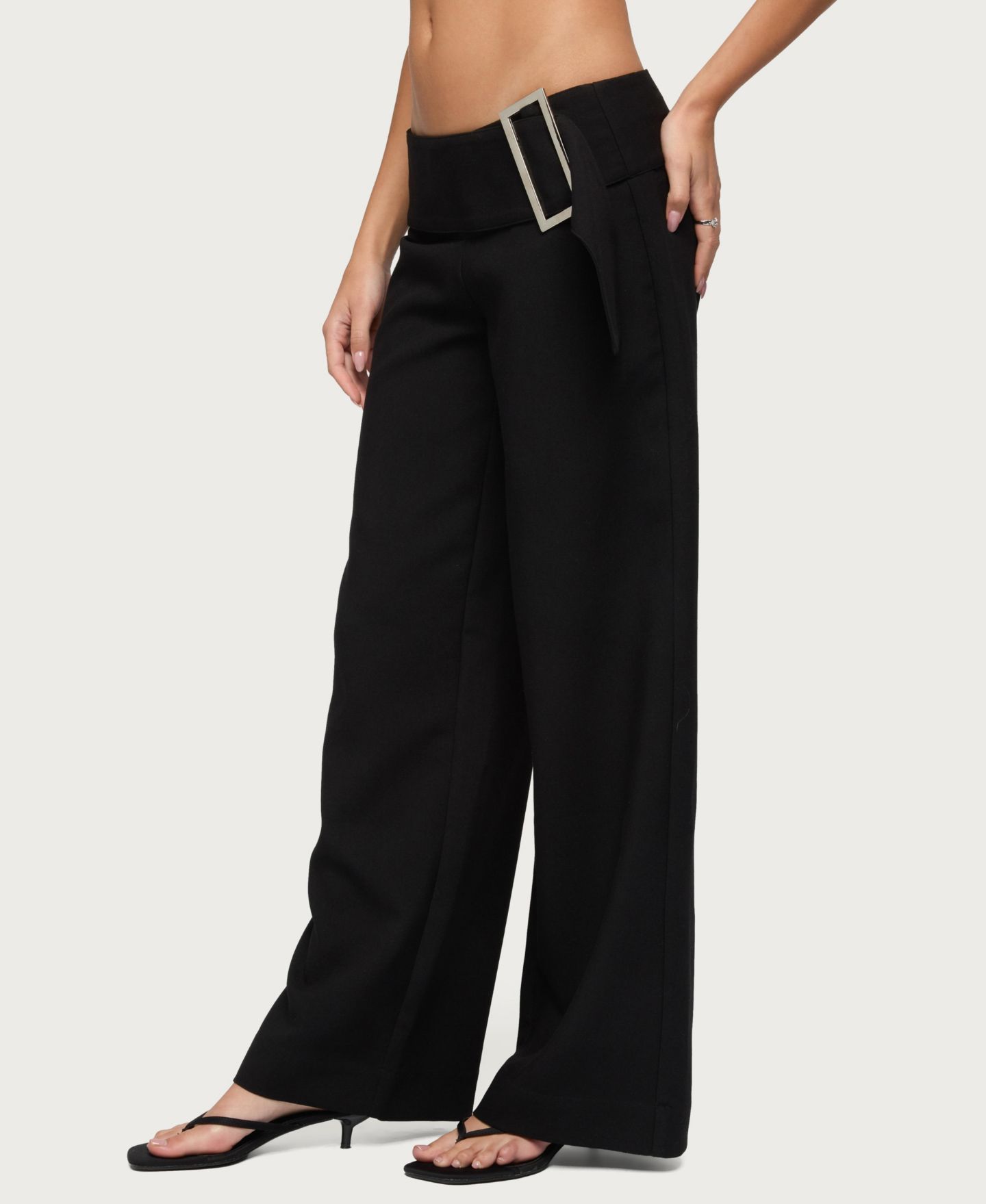 Женские брюки Edikted Cerise Buckle Low Rise Baggy, цвет: Чёрный — фото 4