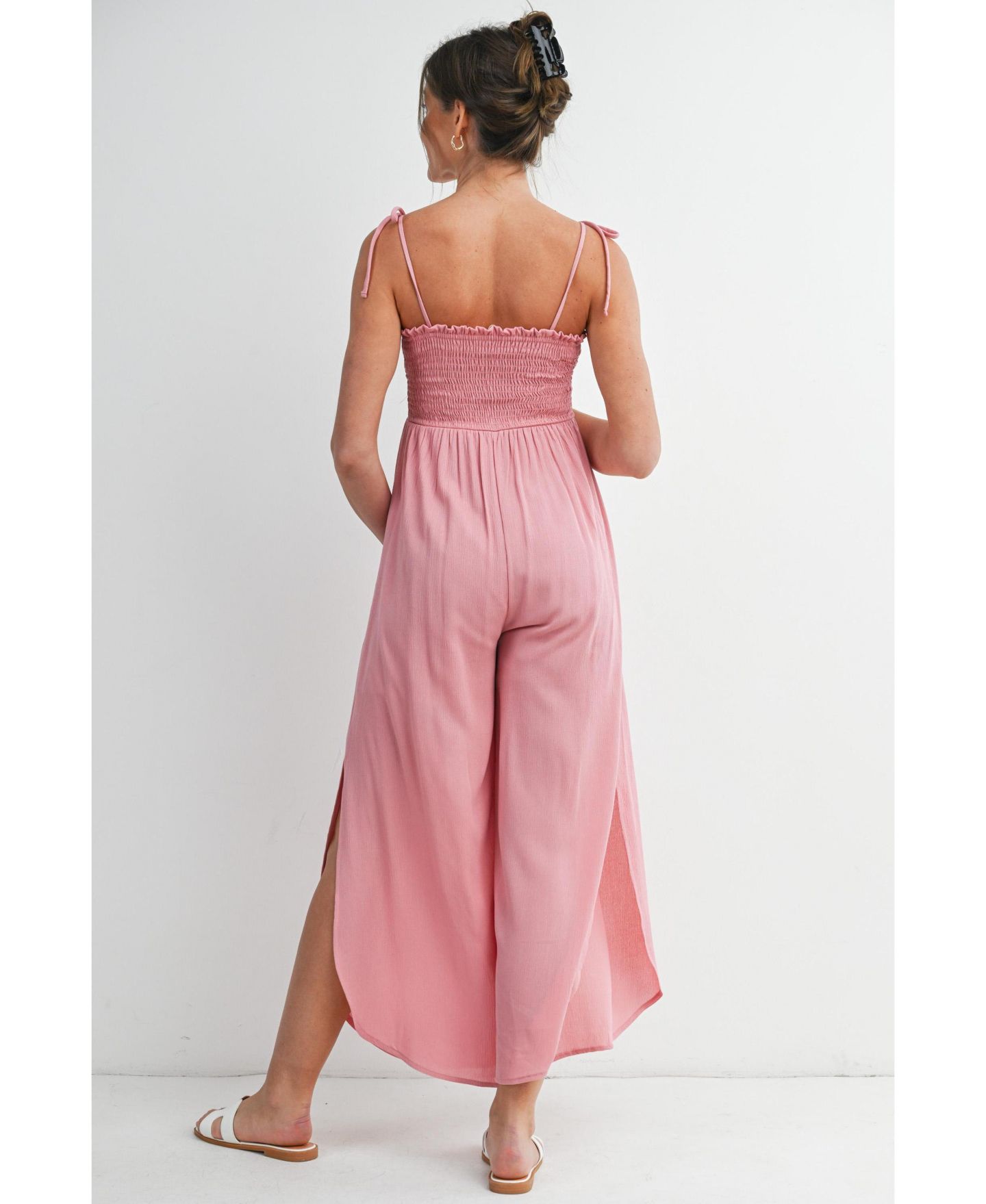 Женский комбинезон Hello Miz Maternity Smocked Wide-Leg Jumpsuit with Tie Shoulders and Side Slit, цвет: Розовато-лиловый — фото 3