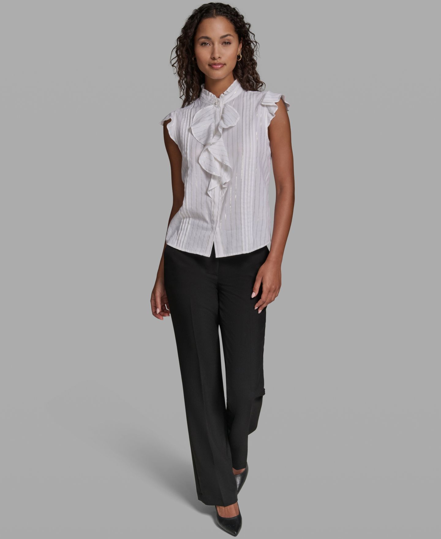 Женская блузка KARL LAGERFELD PARIS Ruffle Sleeveless Mock Neck Blouse, цвет: Мягкий белый / Золотой — фото 4