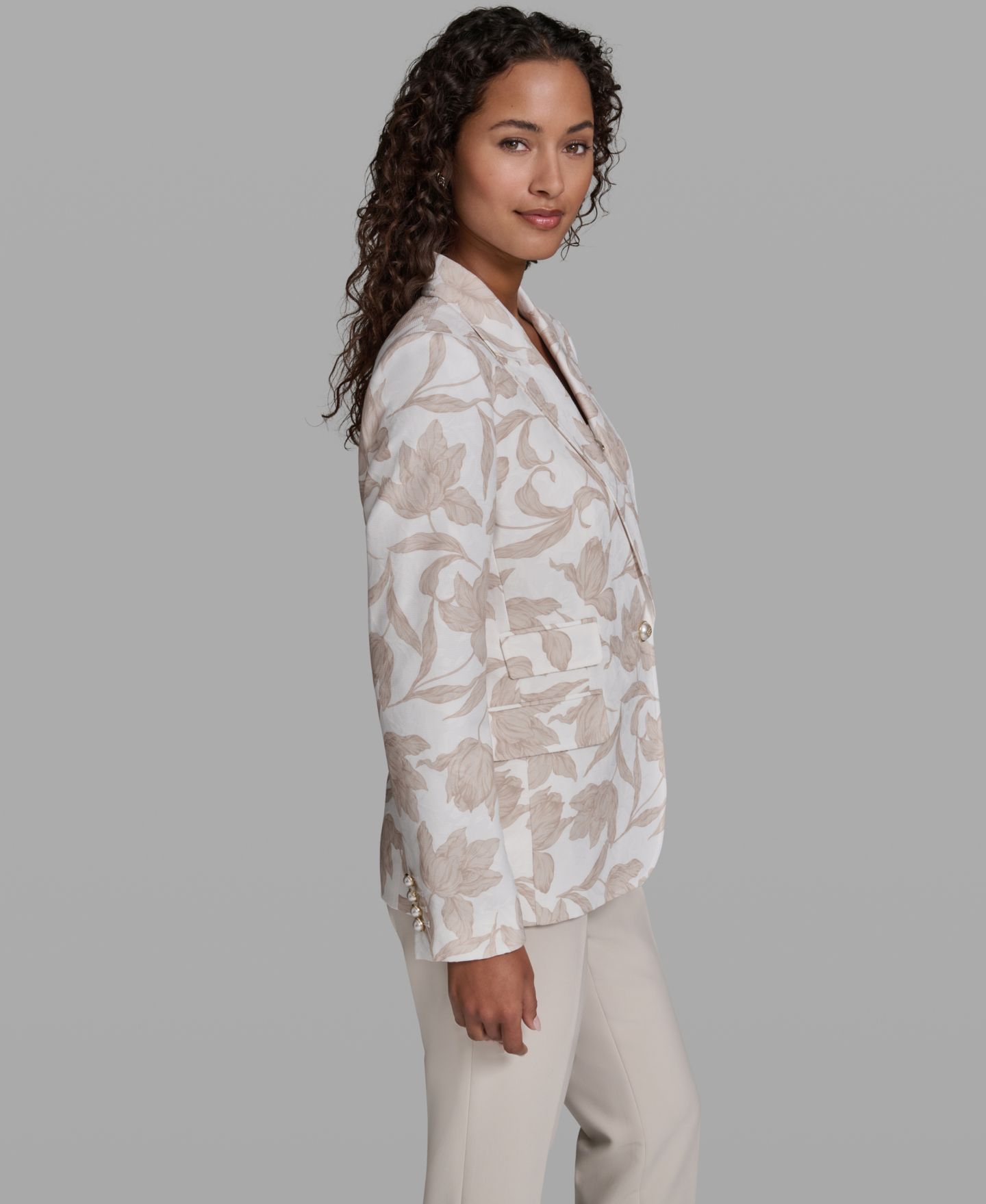 Женский пиджак KARL LAGERFELD PARIS 3 Pocket Floral Printed Notch Lapel Blazer, цвет: Мягкий белый — фото 3