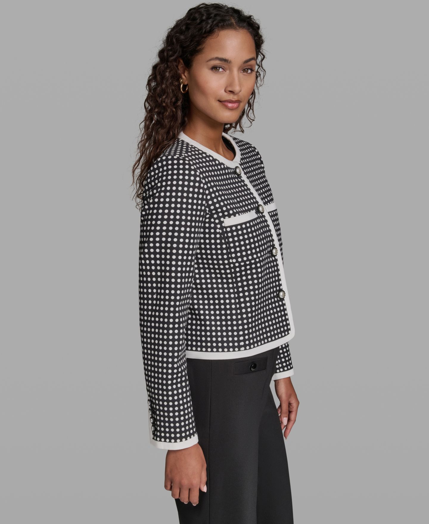 Женская куртка KARL LAGERFELD PARIS Cotton-Blend Polka Dot Cropped Woven, цвет: Чёрный / Мягкий белый — фото 3