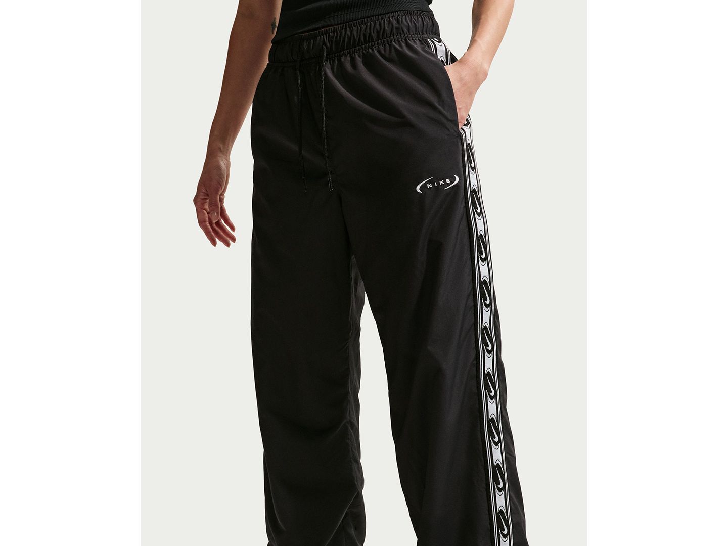 Женские брюки Nike Sportswear Classic Mid-Rise Woven, цвет: Чёрный / Молочный — фото 2