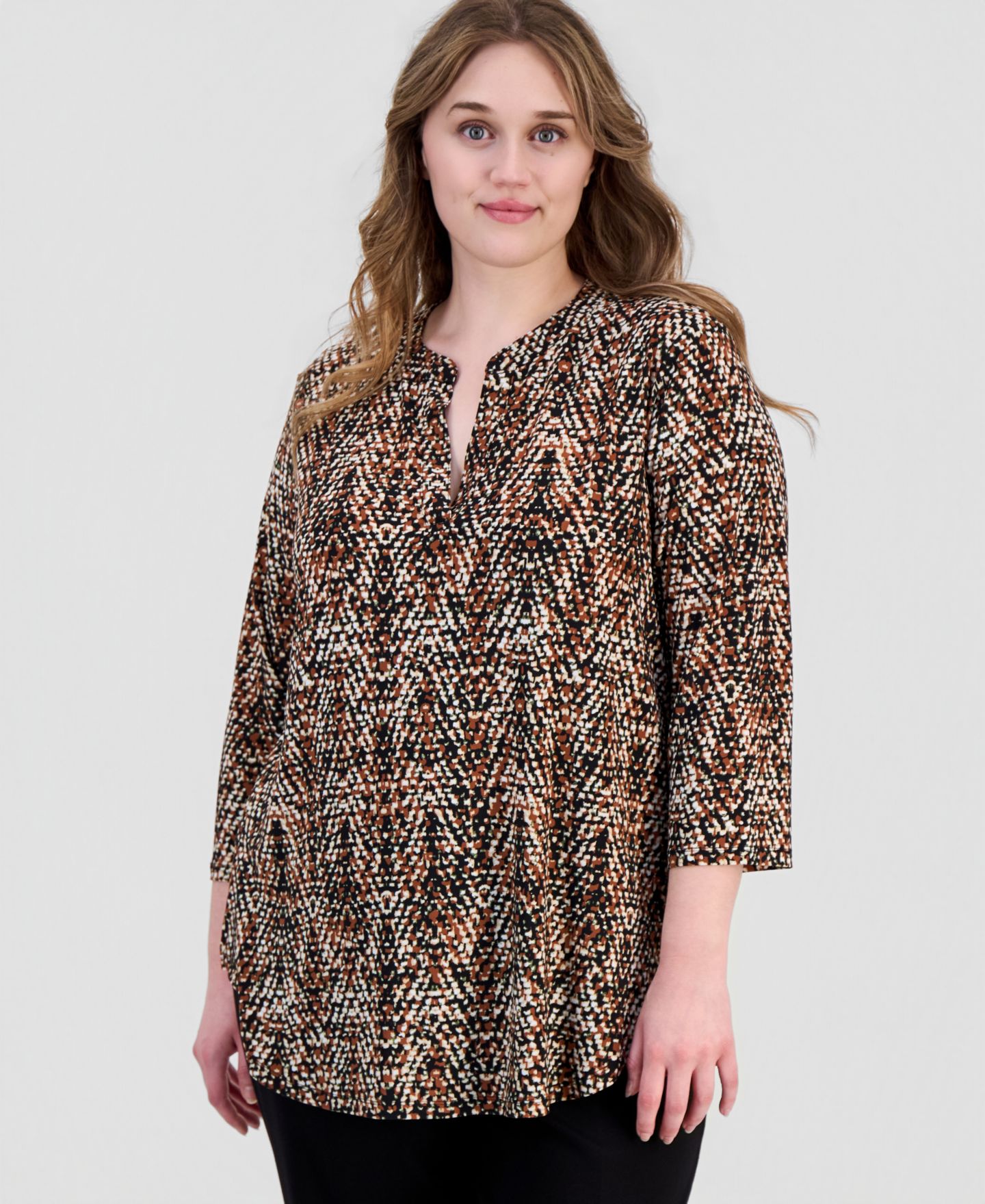 Женский топ Anne Klein Essentials Plus Size Printed Split-Neck 3/4-Sleeve Top, цвет: Чёрный разноцветный — фото 1