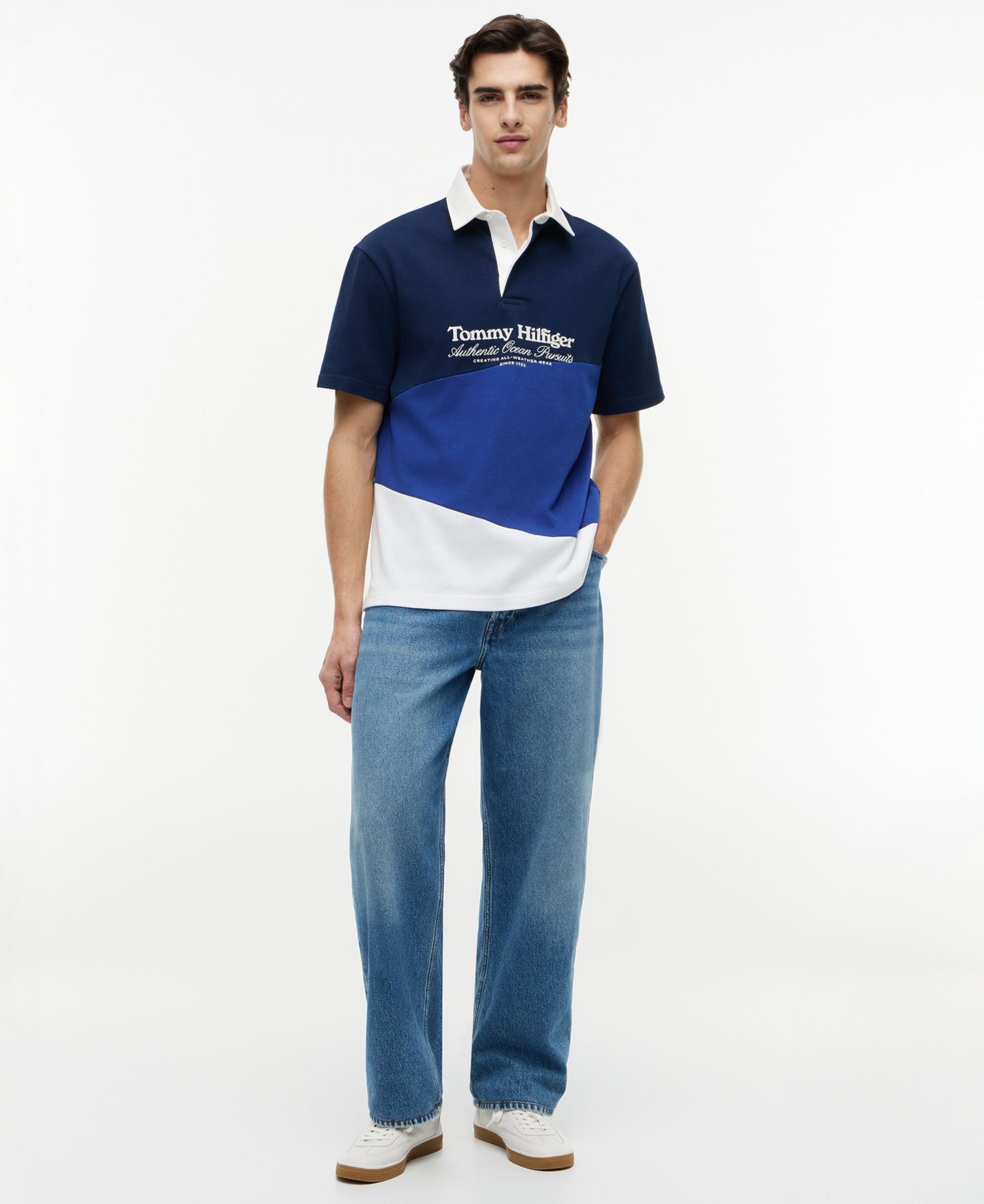 Мужское поло Tommy Hilfiger Graphic Color-Block Polo Shirt, цвет: Карбоновый тёмно-синий / Разноцветный — фото 2