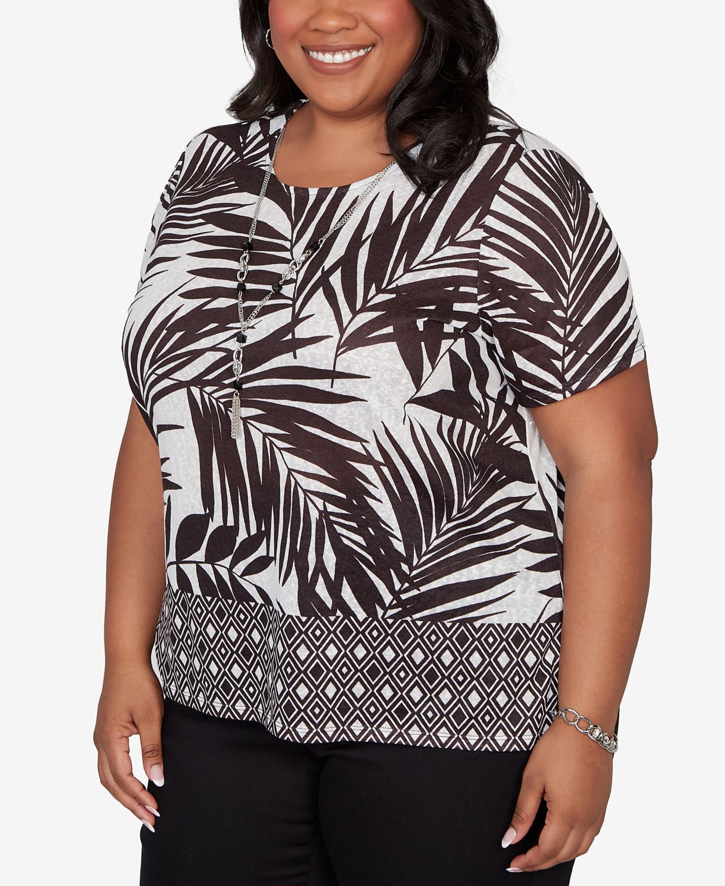 Женская футболка Alfred Dunner Plus Size Detail Driven Tropical Diamond Border with Necklace, цвет: Чёрный разноцветный — фото 3