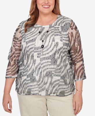 Plus Size Detail Driven Animal Popcorn Embellished Top with Necklace