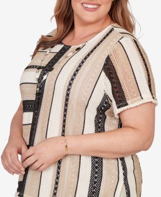 Plus Size Detail Driven Textured Spliced T-Shirt with Necklace