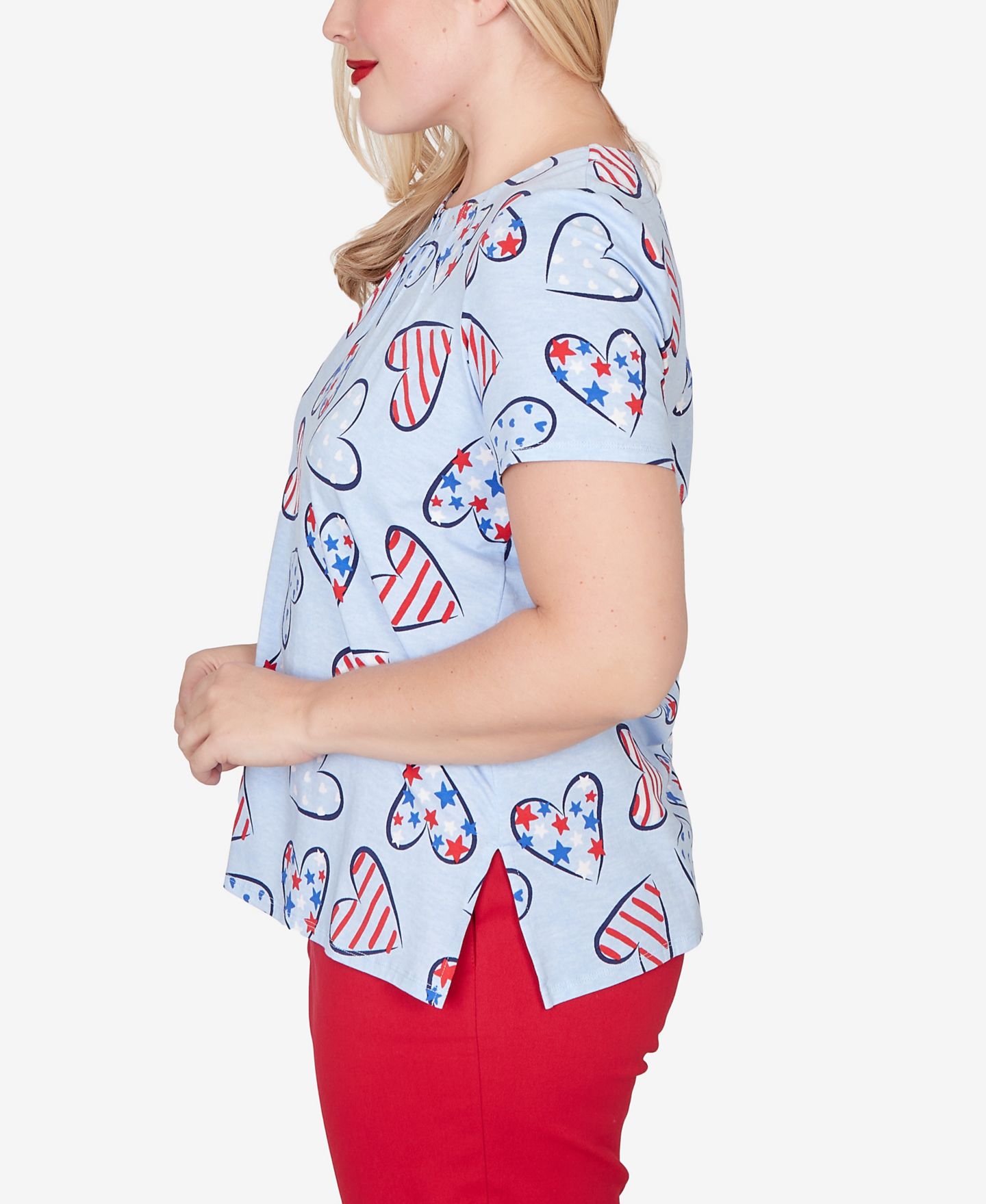 Женская футболка Alfred Dunner Lady Liberty American Flag Hearts Printed, цвет: Синий разноцветный — фото 2