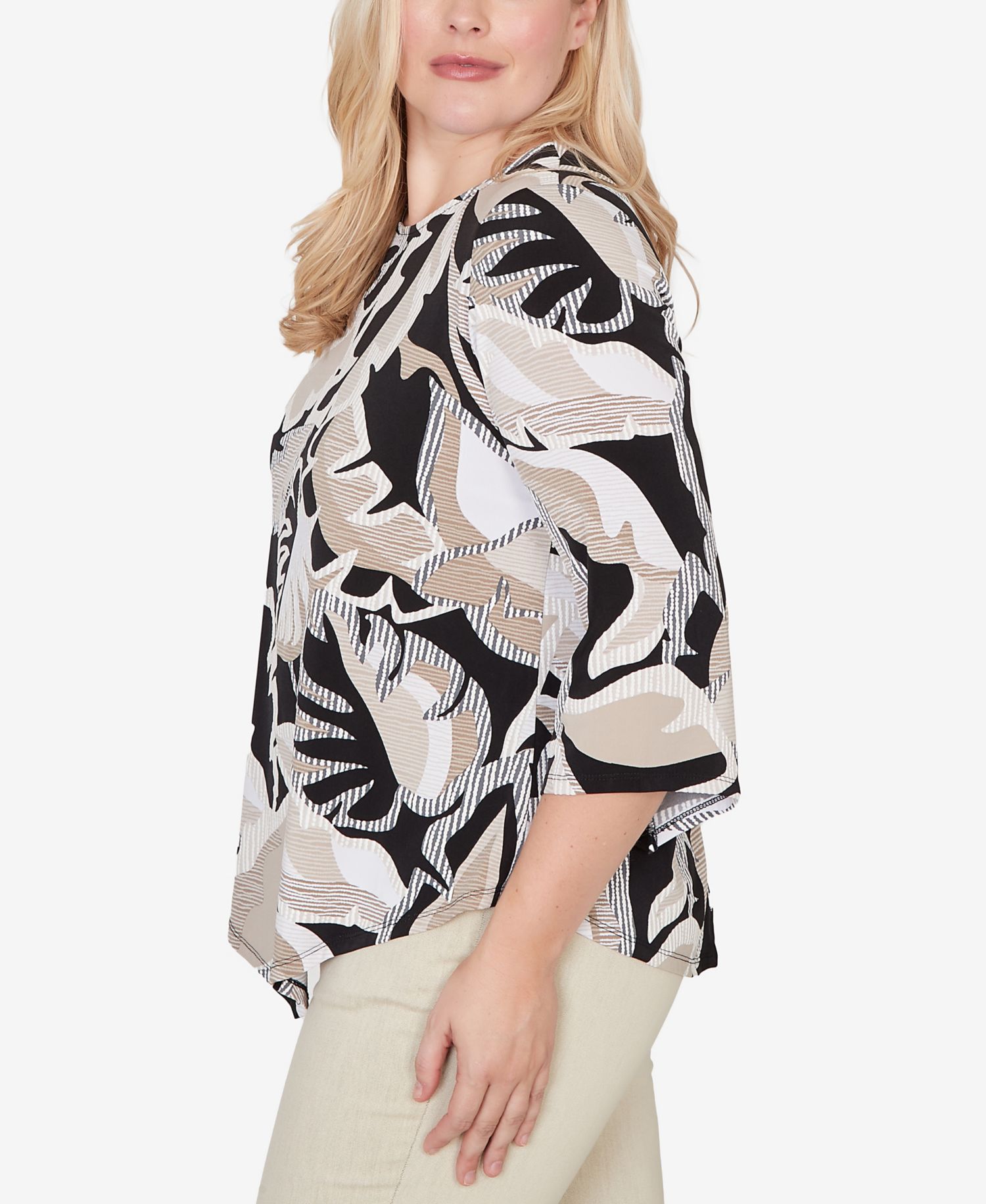 Women's Detail Driven Texture Leaves Pointed Hem Top with Necklace