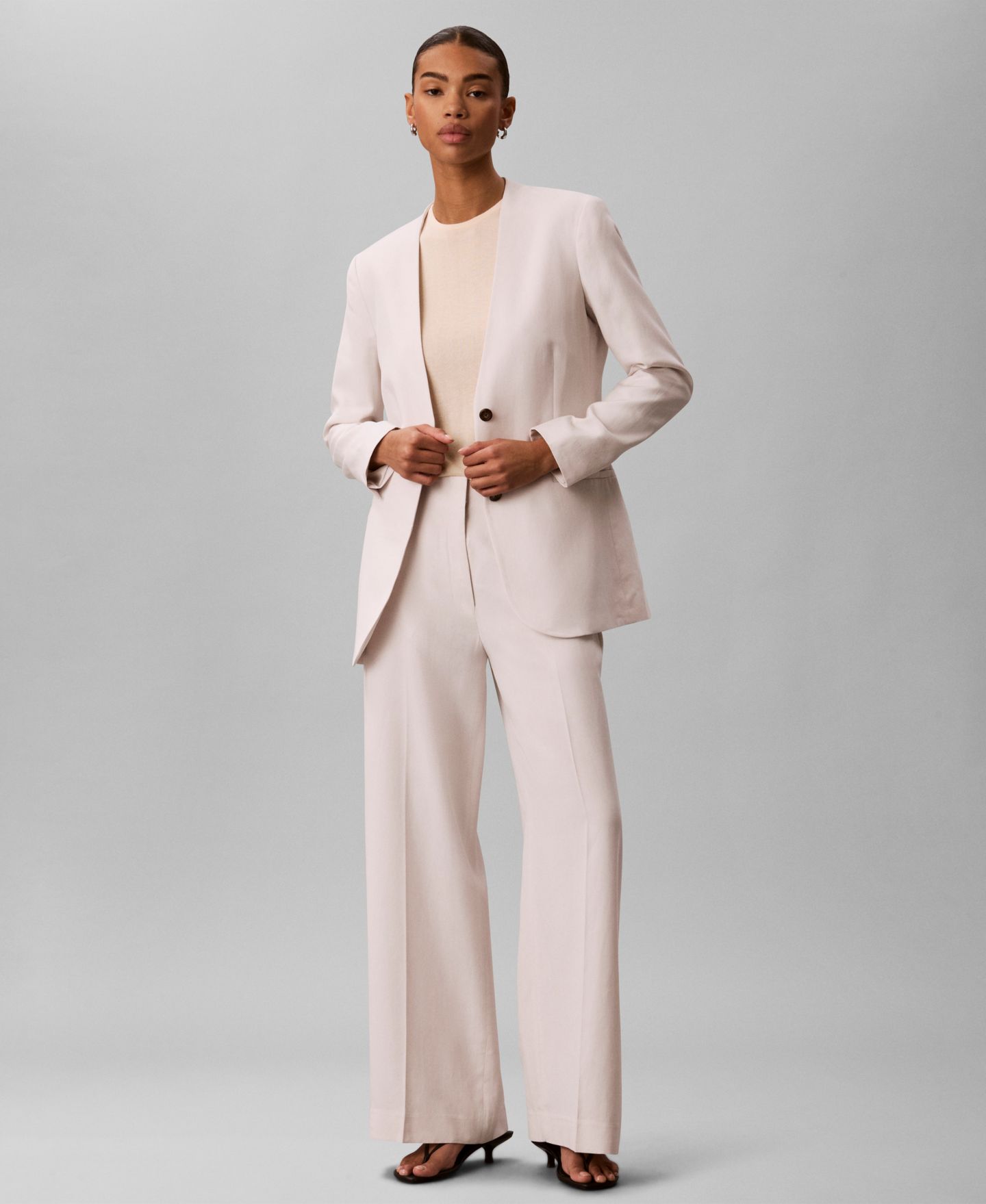 Женский пиджак Calvin Klein Classic Fit V-Neck Blazer, цвет: Белый песочный — фото 2