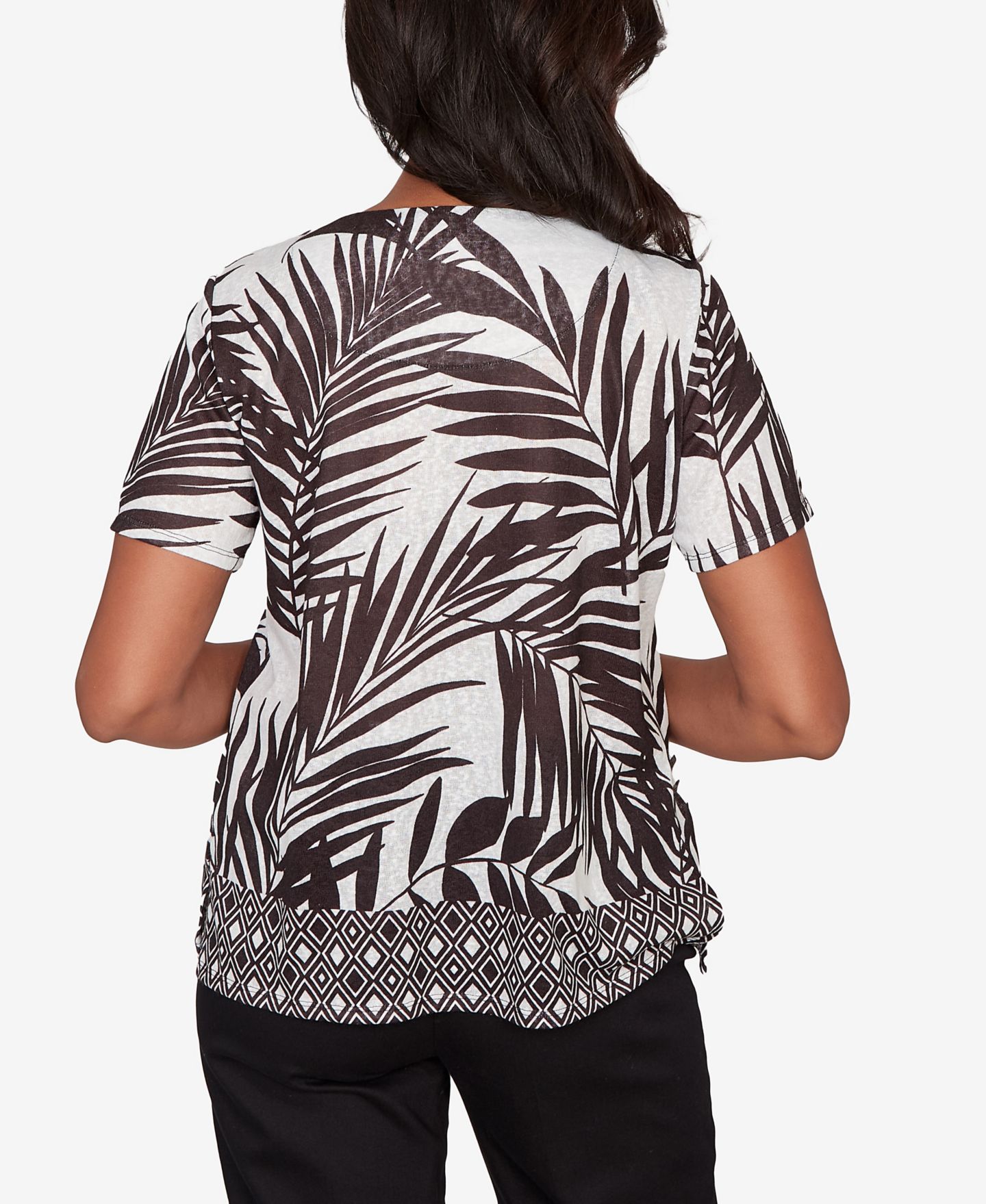 Женская футболка Alfred Dunner Petite Detail Driven Tropical Diamond Border Crewneck with Necklace, цвет: Чёрный разноцветный — фото 6