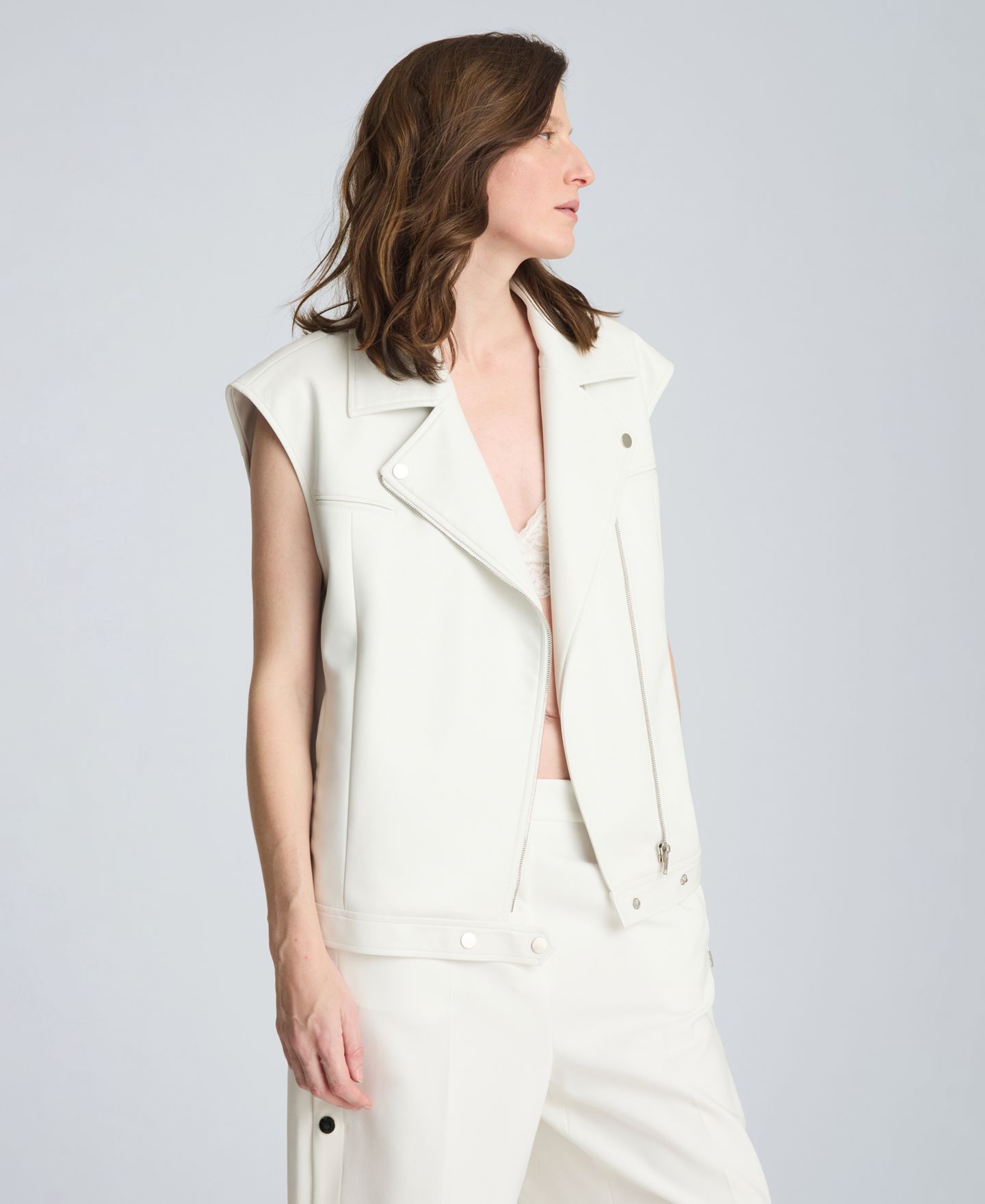 Женский жилет Kenneth Cole Boxy Moto Faux Leather Sleeveless Vest, цвет: Чистый белый — фото 9