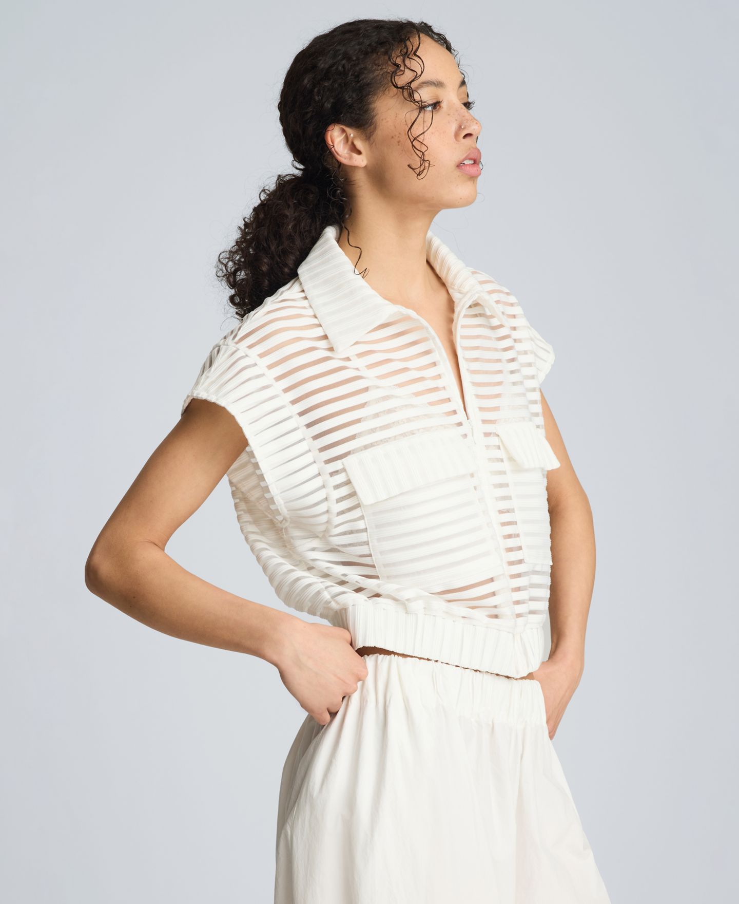 Женский кардиган Kenneth Cole Rib Mesh Sleeveless with Chest Pockets, цвет: Чистый белый — фото 3