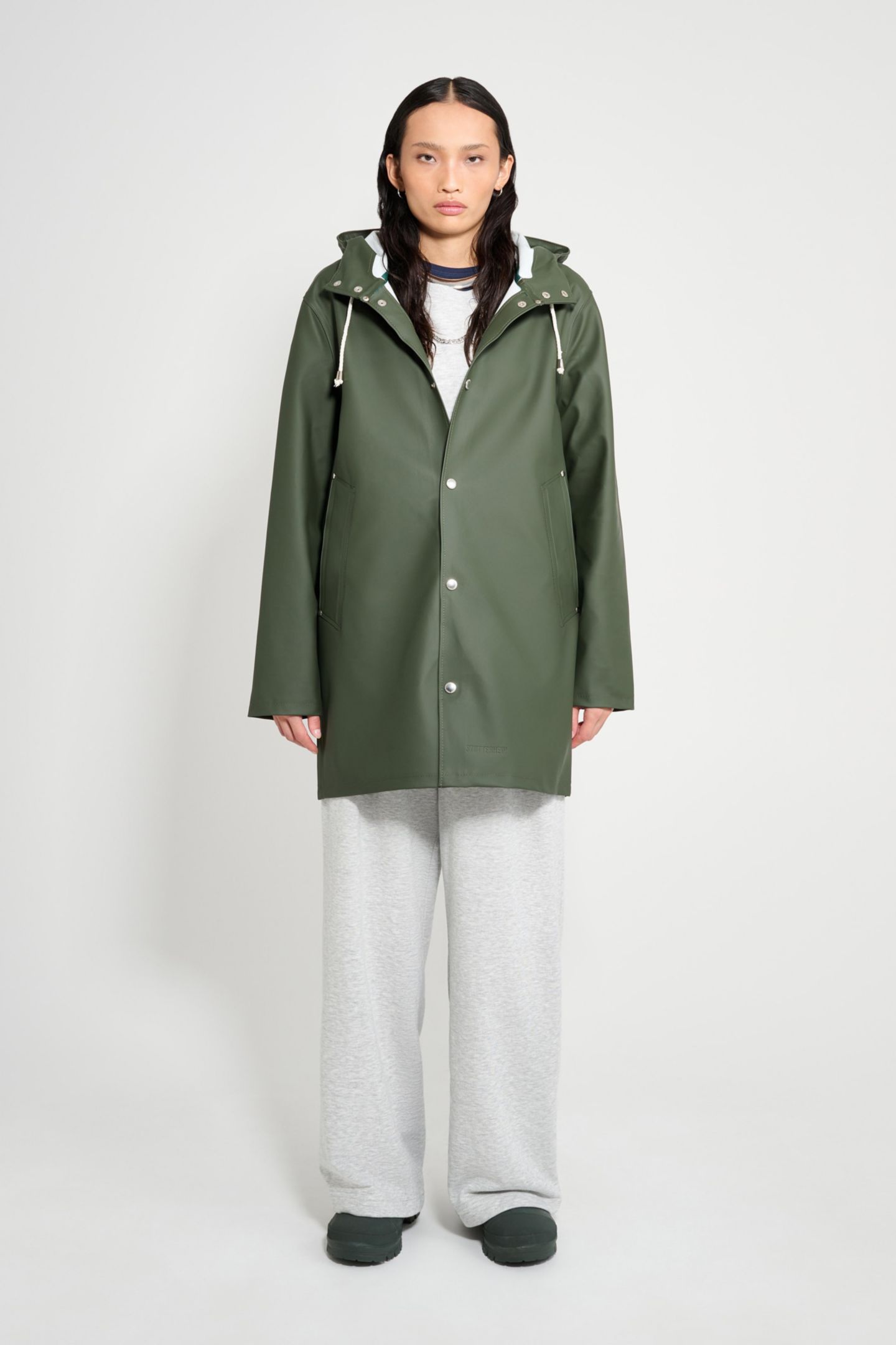 Женские куртки Stutterheim Stockholm Long Sleeve Hooded Raincoat, цвет: Зелёный — фото 1