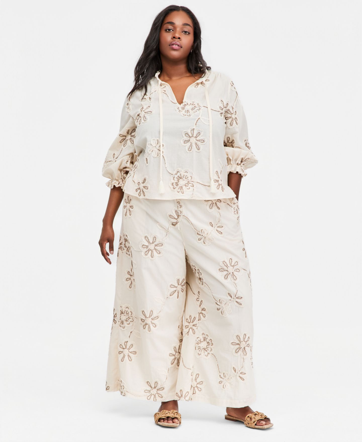 Женские комплекты Vince Camuto Plus Size Split Neck Tie Blouse and Elastic-Waist Pants with Angled Hem, цвет: Слоновая кость — фото 1