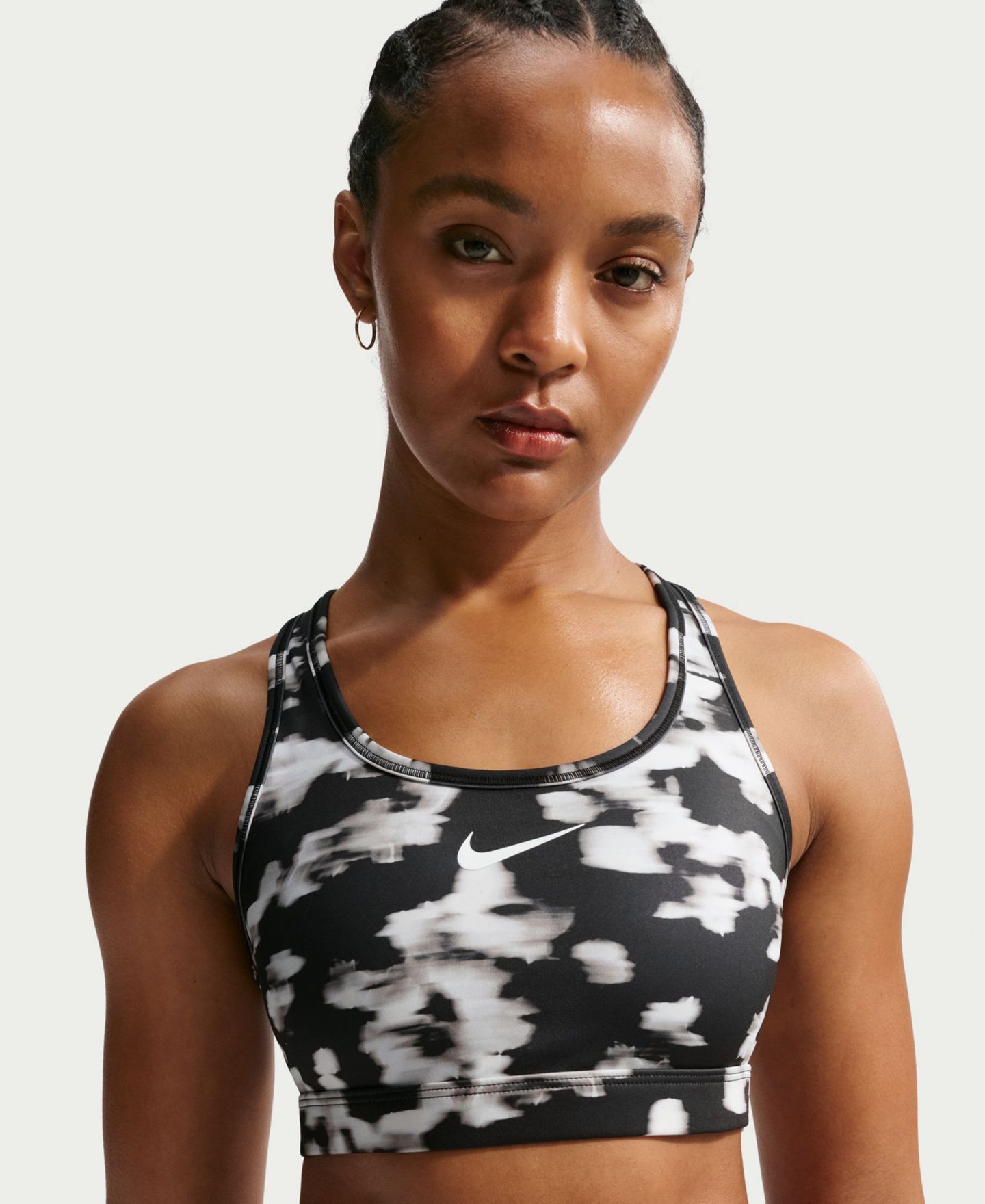 Спортивное бра Swoosh, уплотнённая чашка, средняя поддержка — Nike, цвет: Чёрный / Белый — фото 2