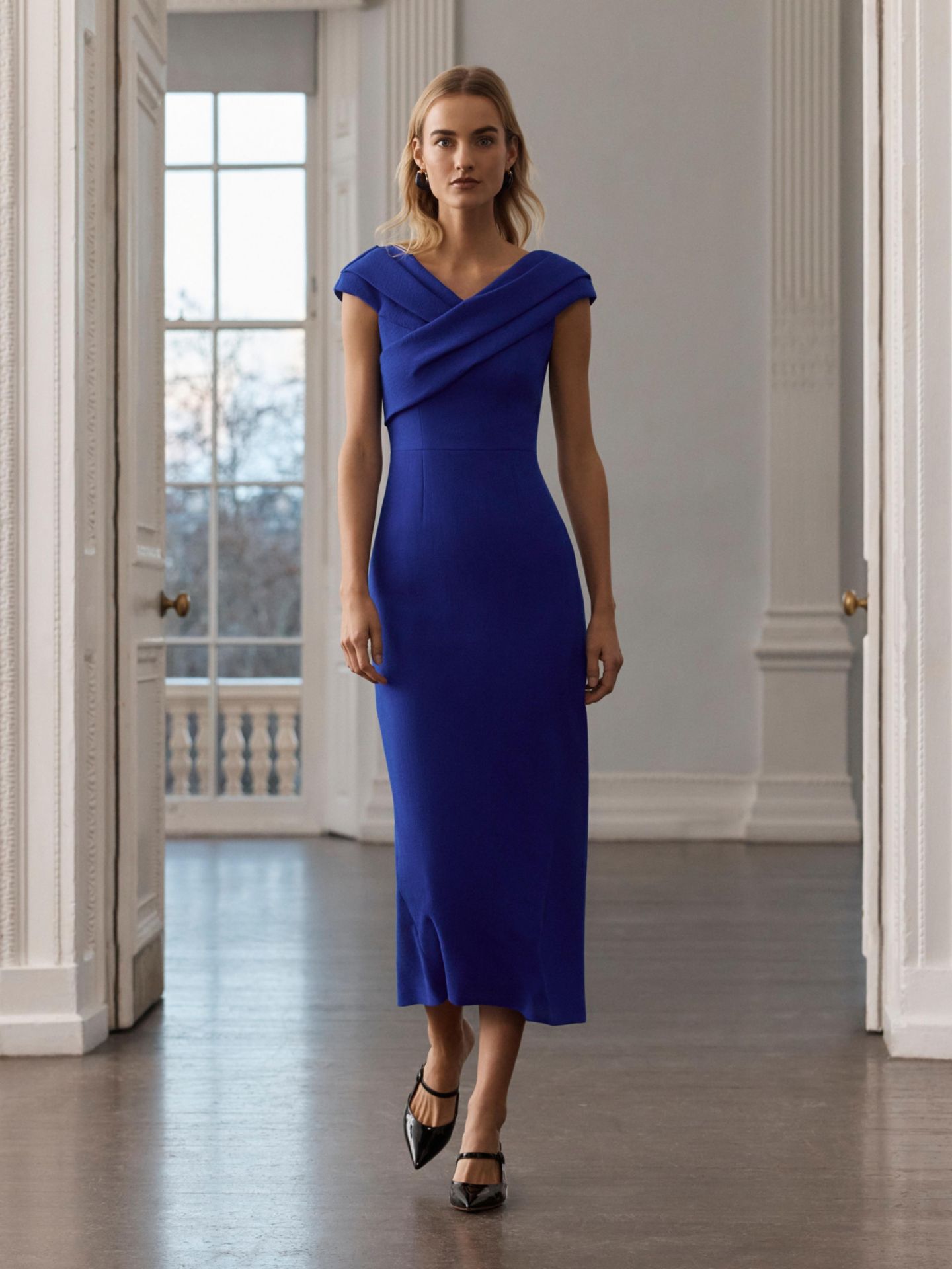 Женское платье The Fold Bodycon Short Sleeve V-Neck Midi, цвет: Синий — фото 3