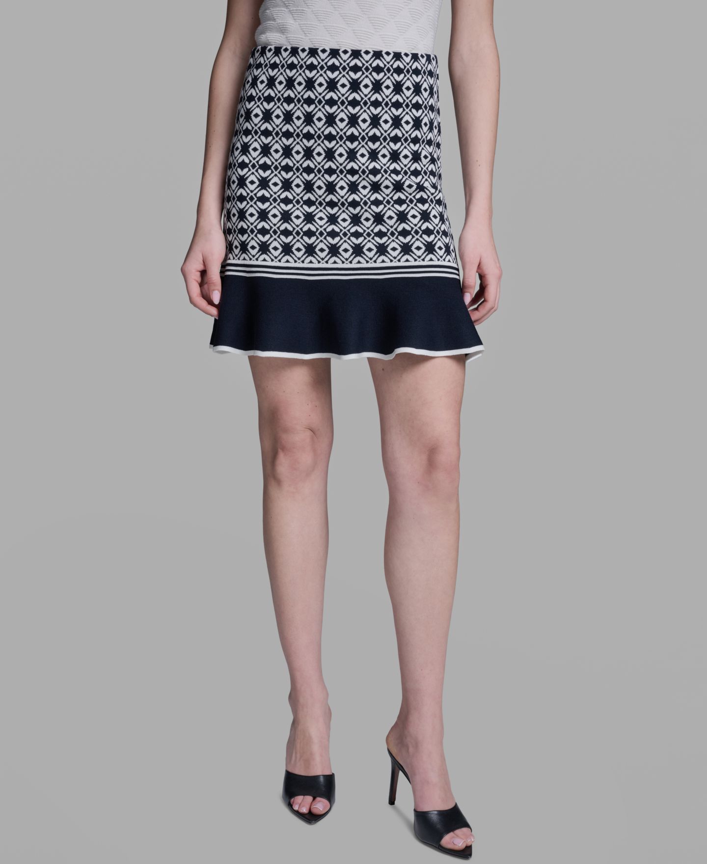 Женская юбка BCBG Sweater Knit Pull-On Mini, цвет: Глубокий морской / Белый — фото 2