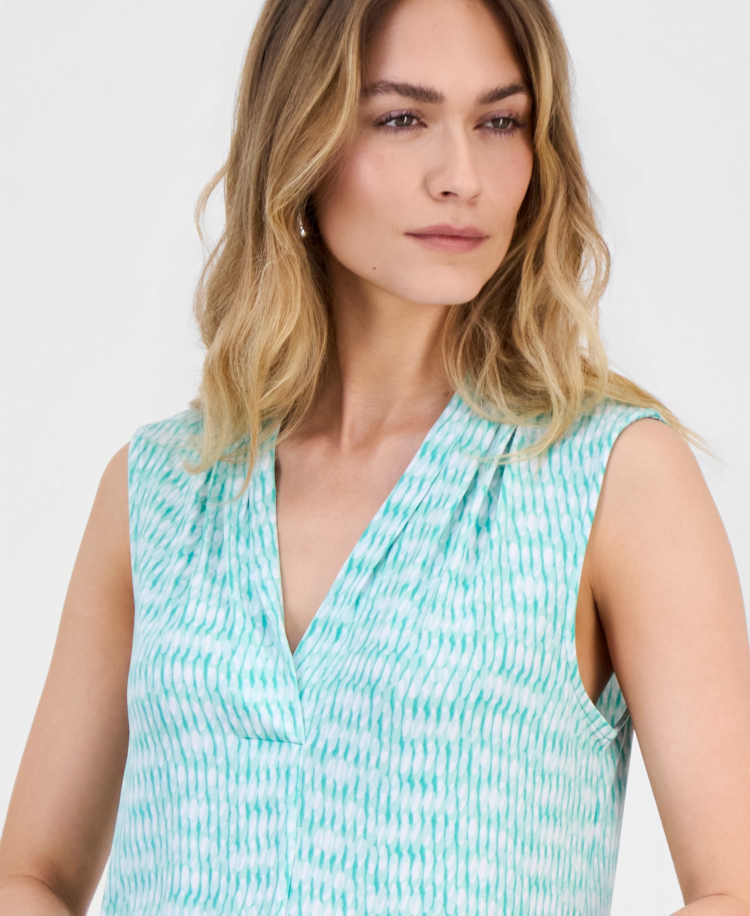 Women's Printed Sleeveless V-Neck Knit Top