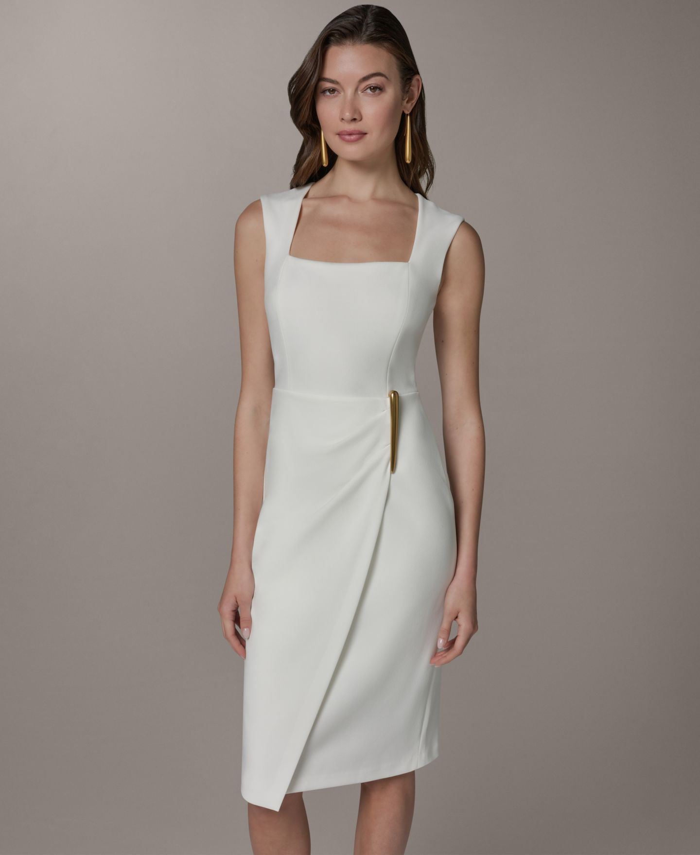 Женское платье Donna Karan New York Square Neck Sheath Sleeveless Hardware Midi, цвет: Кремовый — фото 3