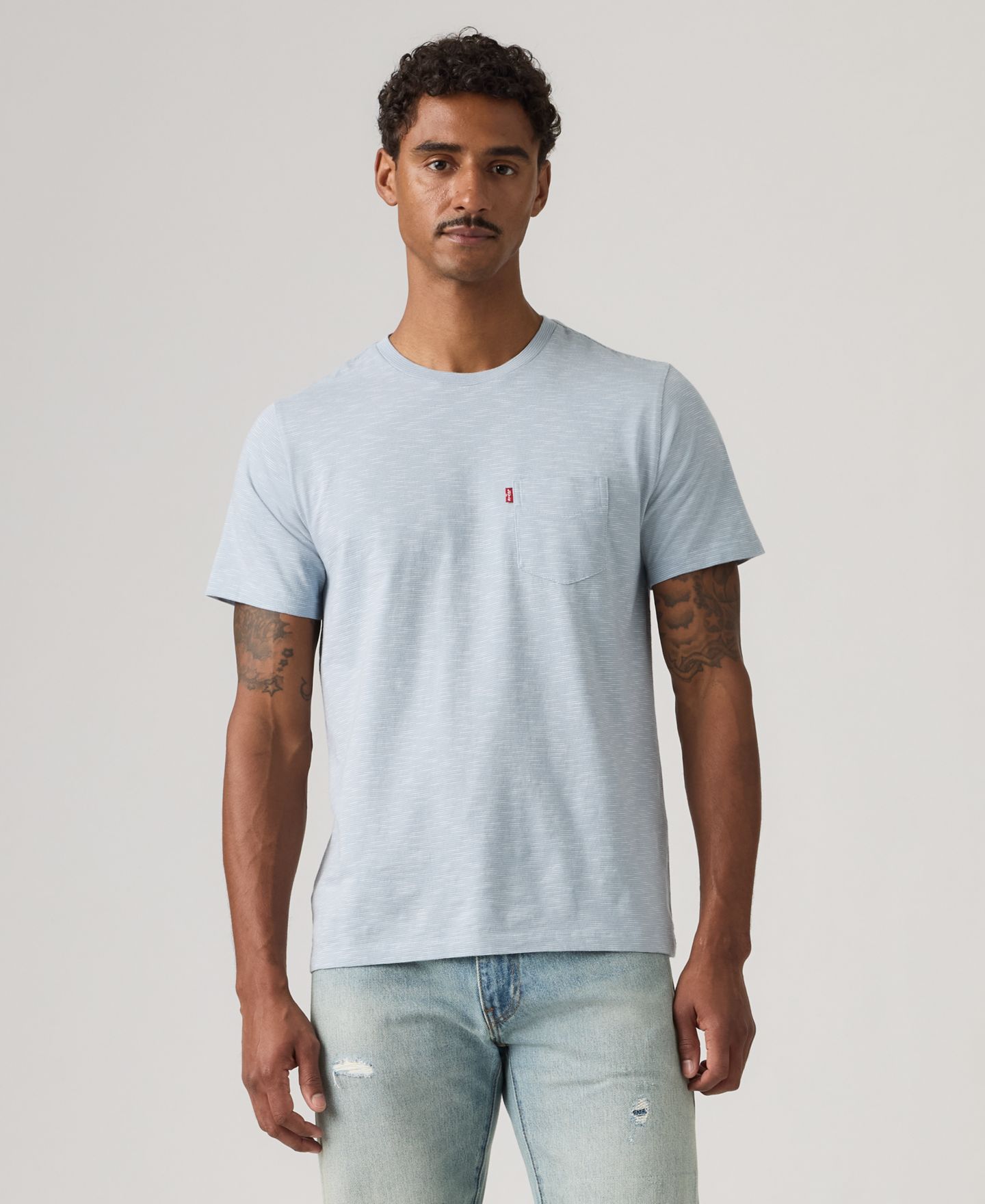 Мужская футболка Levi's Classic Pocket Crewneck Short-Sleeve, цвет: Шамбре — фото 1