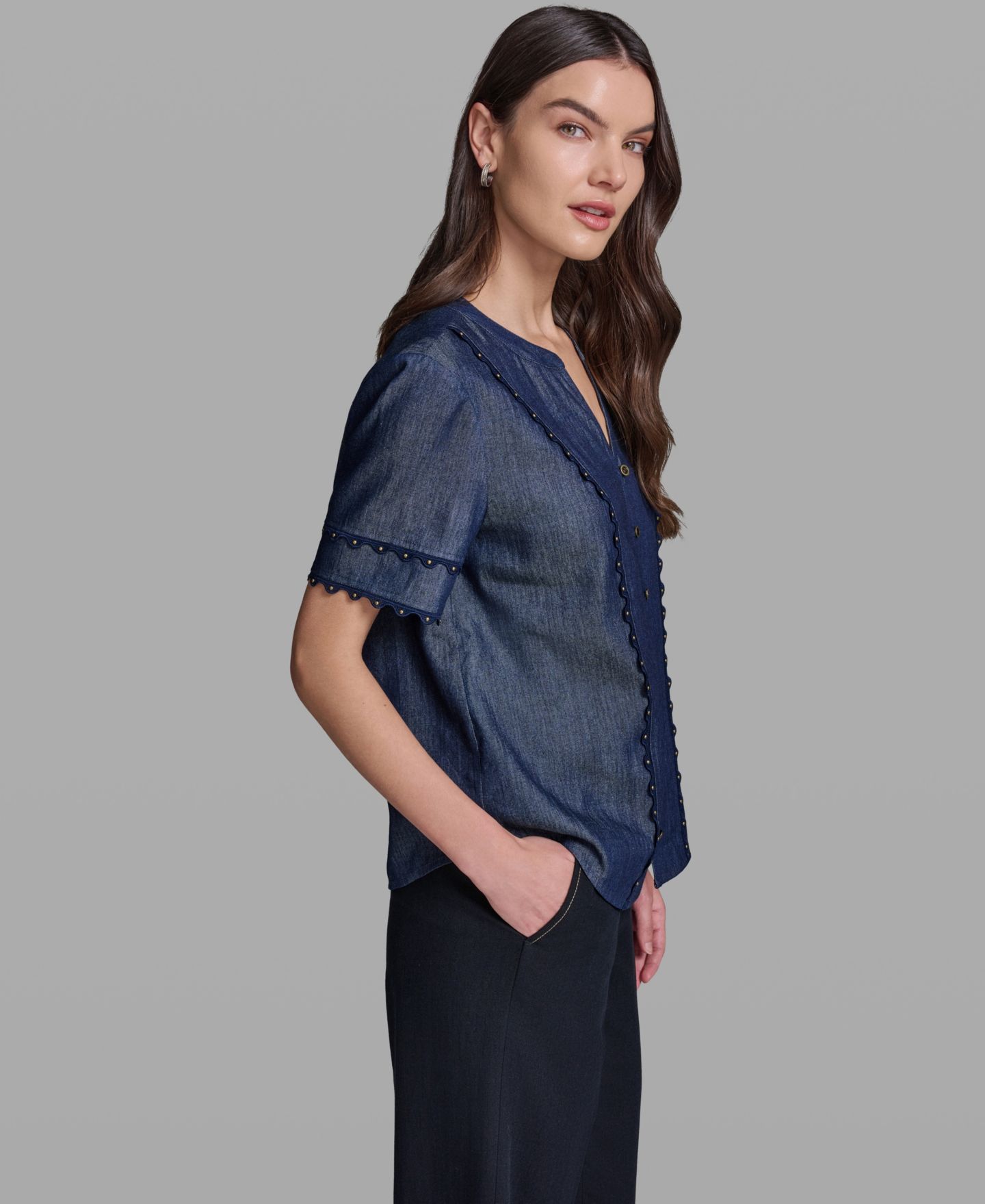 Женская блузка KARL LAGERFELD PARIS V-Neck Nailhead Trim Short-Sleeve Blouse, цвет: Индиго — фото 3