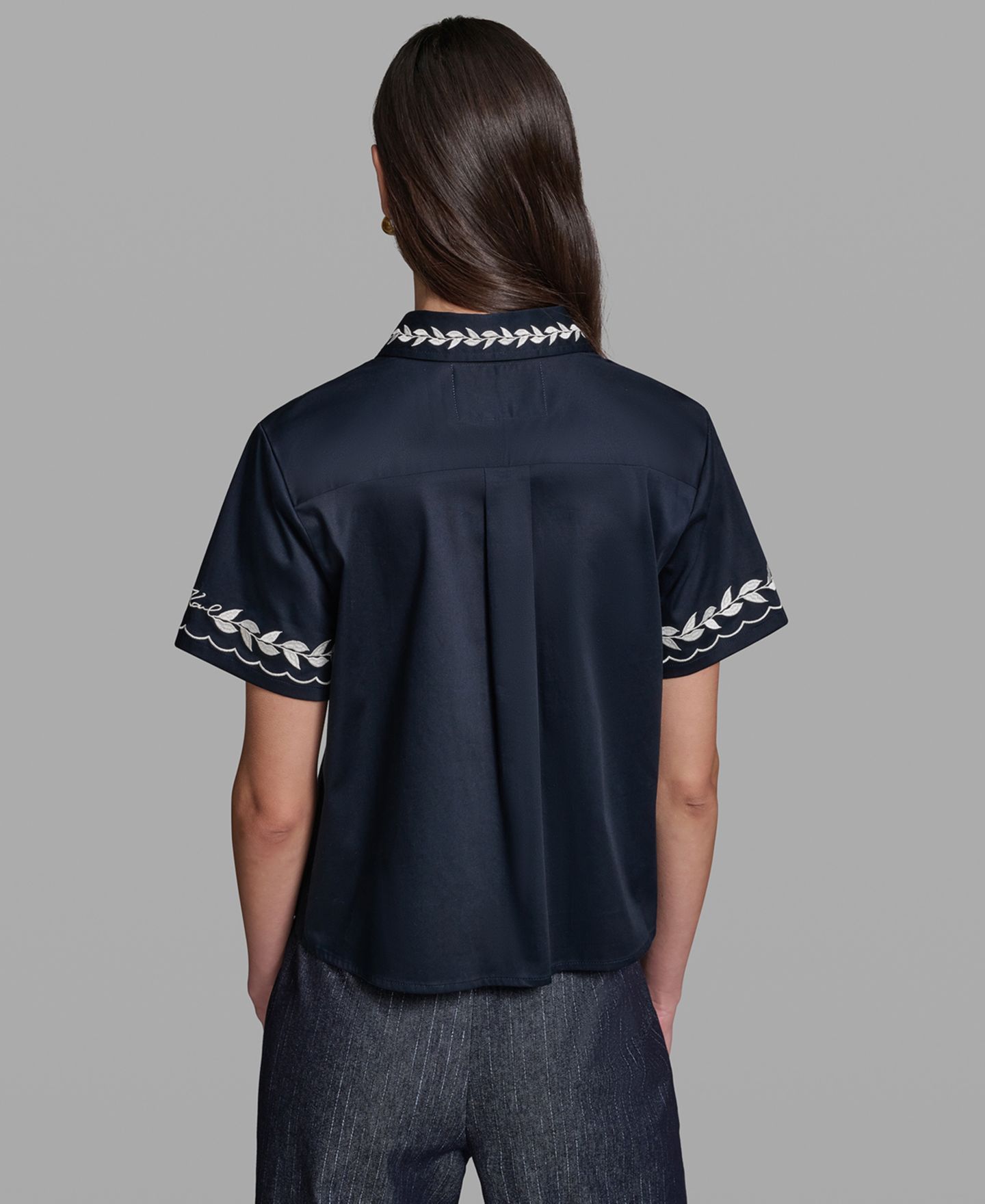 Женская рубашка KARL LAGERFELD PARIS Petite Floral Embroidered Short-Sleeve Shirt, цвет: Тёмно-синий — фото 7