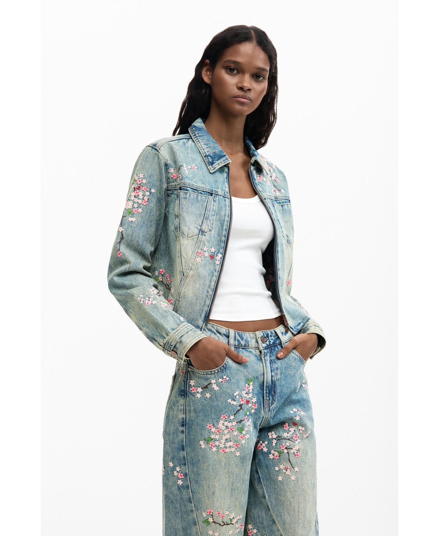Женские джинсы Desigual Regular embroidered denim pants, цвет: Средний синий — фото 4