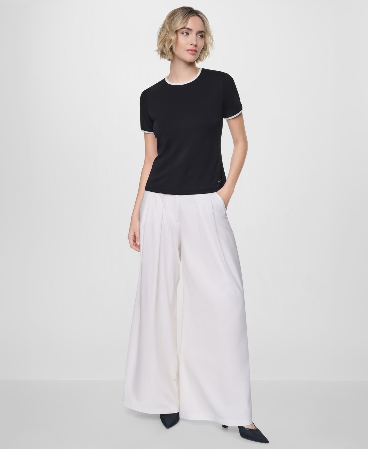 Женский топ DKNY Crewneck Short-Sleeve Top, цвет: Чёрный / Кокосовый — фото 2