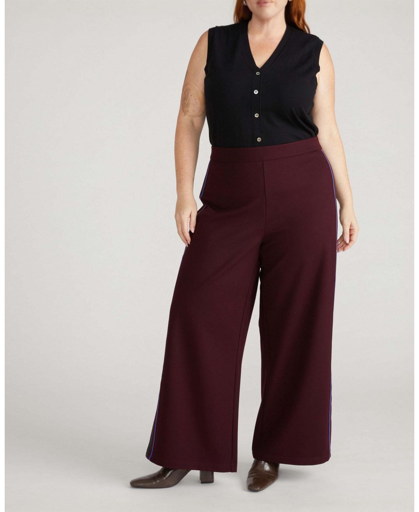 Женские брюки Universal Standard Plus Size Stephanie Wide-Leg Stripe Ponte Pants 30 Inch, цвет: Чёрный вишнёвый зелёный — фото 3