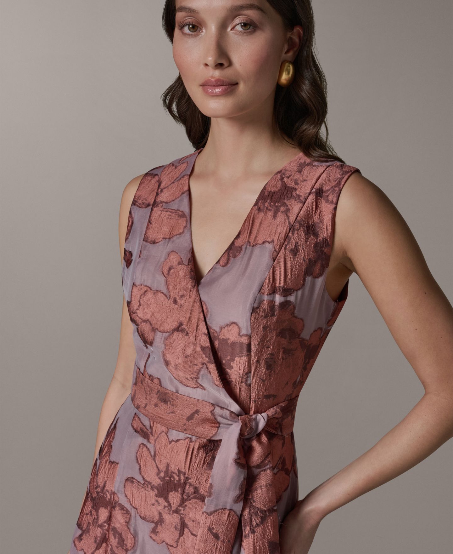 Женское платье Donna Karan New York Sleeveless Jacquard Faux Wrap V-Neck Floral Midi A-Line, цвет: Пустынный глиняный — фото 3