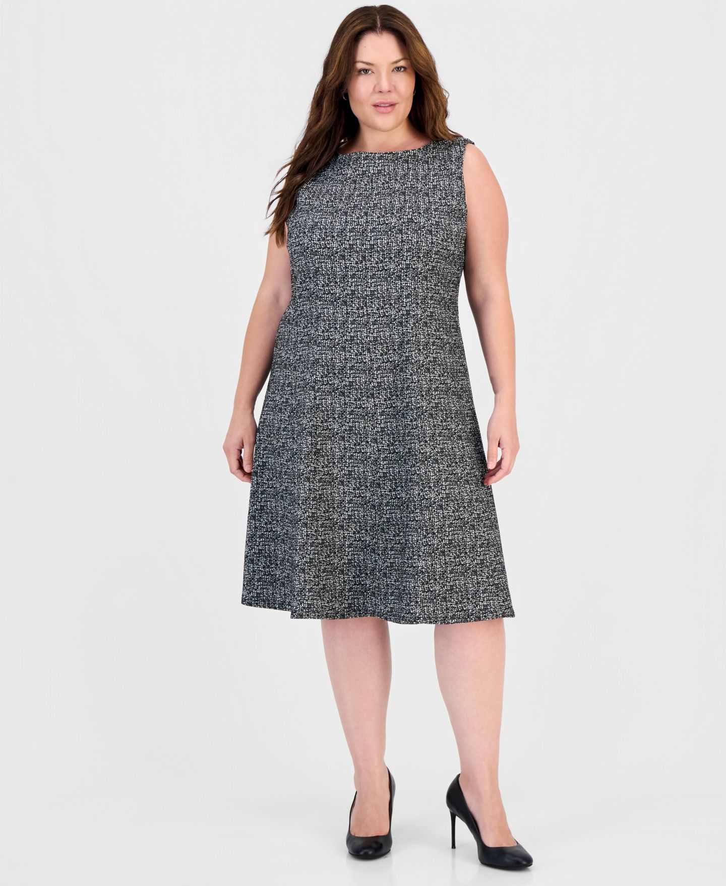 Женское платье Kasper Plus Size Multi Seam Fit Flare Boat Neck Sleeveless Dress, цвет: Чёрный / Белый — фото 1
