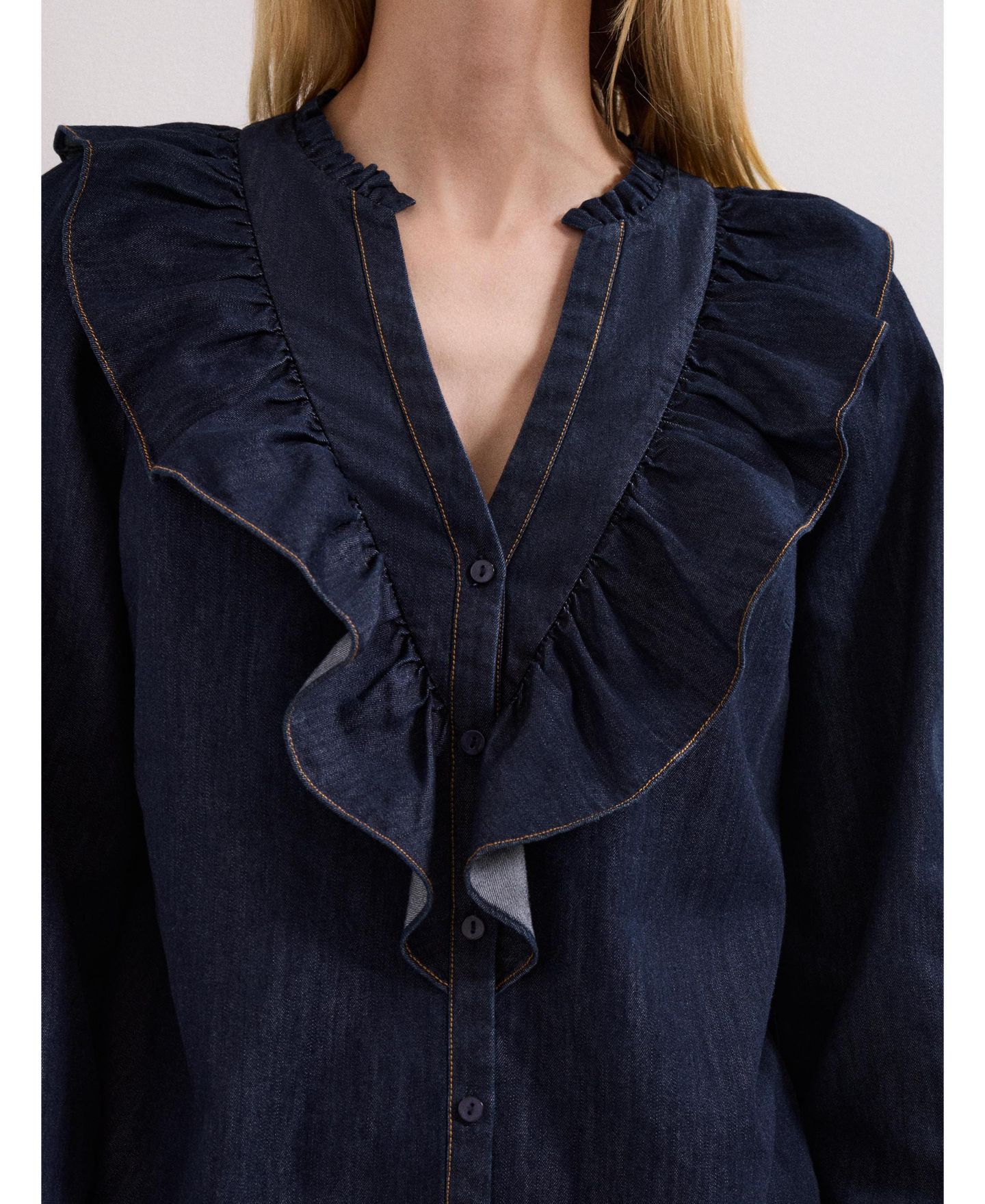 Женская блузка Phase Eight Alexia Denim Ruffle V-Neck, цвет: Средняя варка — фото 5