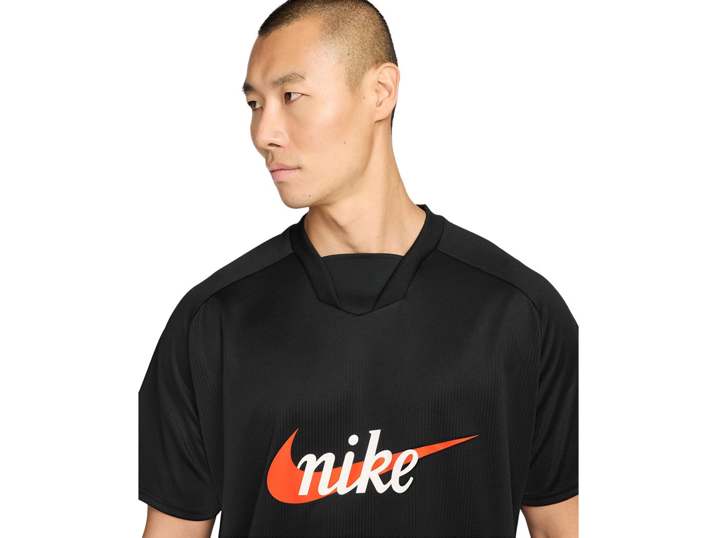 Мужская футболка Nike Sportswear Club Short-Sleeve Jersey, цвет: Чёрный / Оранжевый — фото 2